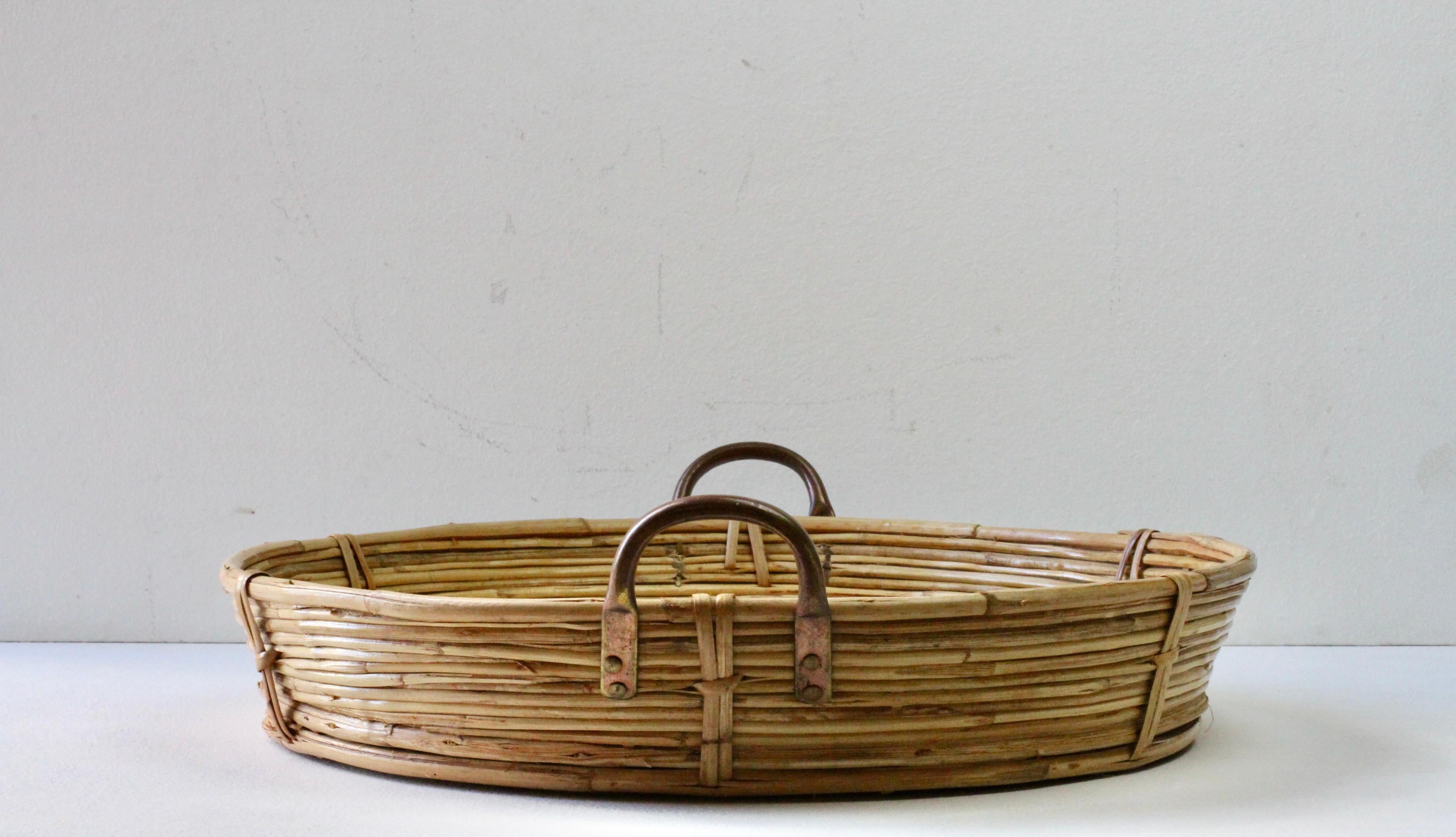 Tessuto Grande vassoio da portata in ottone, bambù e rattan, del 1970, d'epoca del Midcentury Modern italiano in vendita