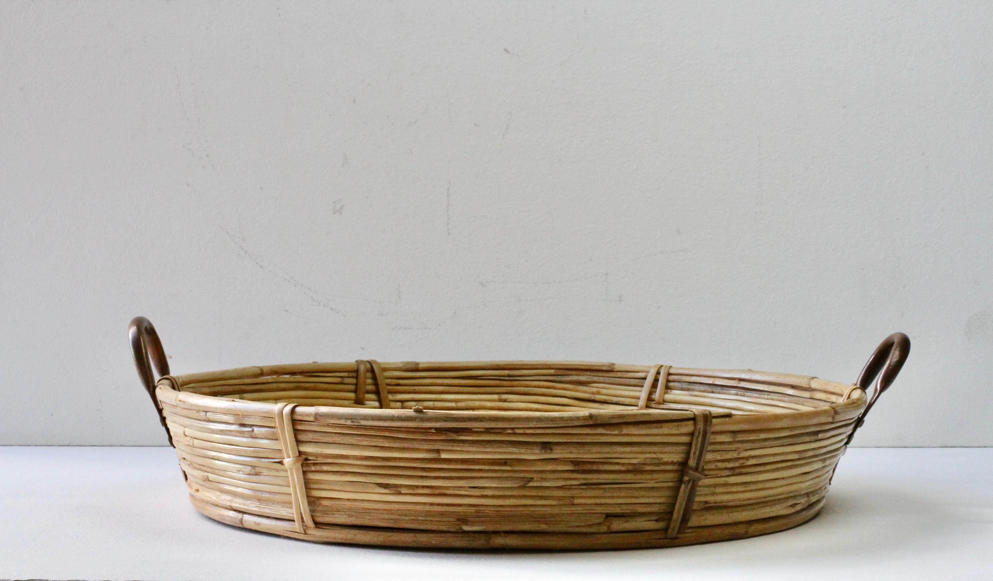 XX secolo Grande vassoio da portata in ottone, bambù e rattan, del 1970, d'epoca del Midcentury Modern italiano in vendita