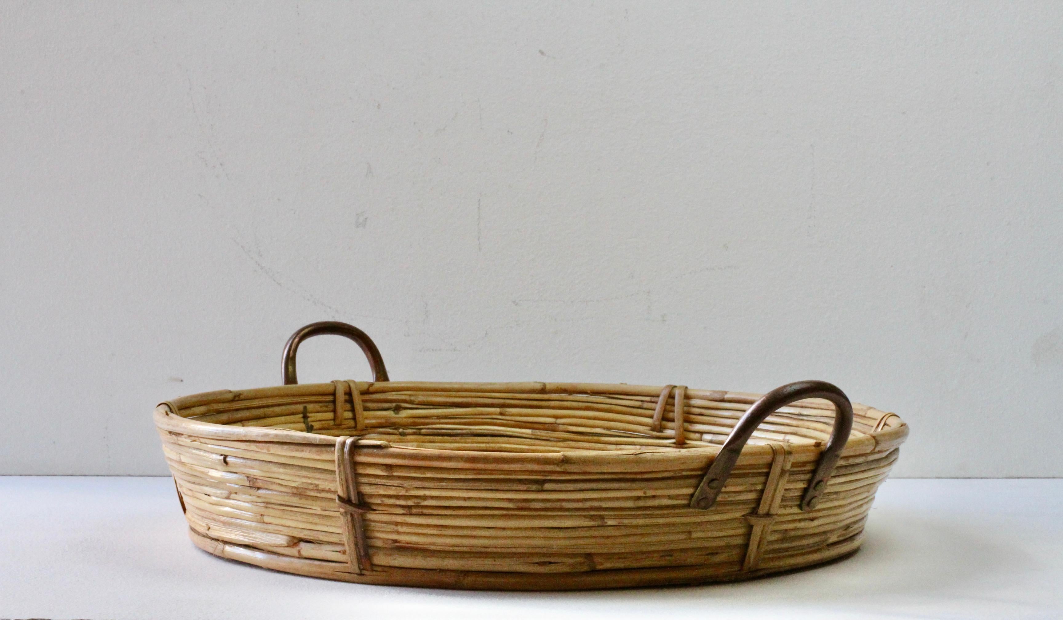 Ottone Grande vassoio da portata in ottone, bambù e rattan, del 1970, d'epoca del Midcentury Modern italiano in vendita