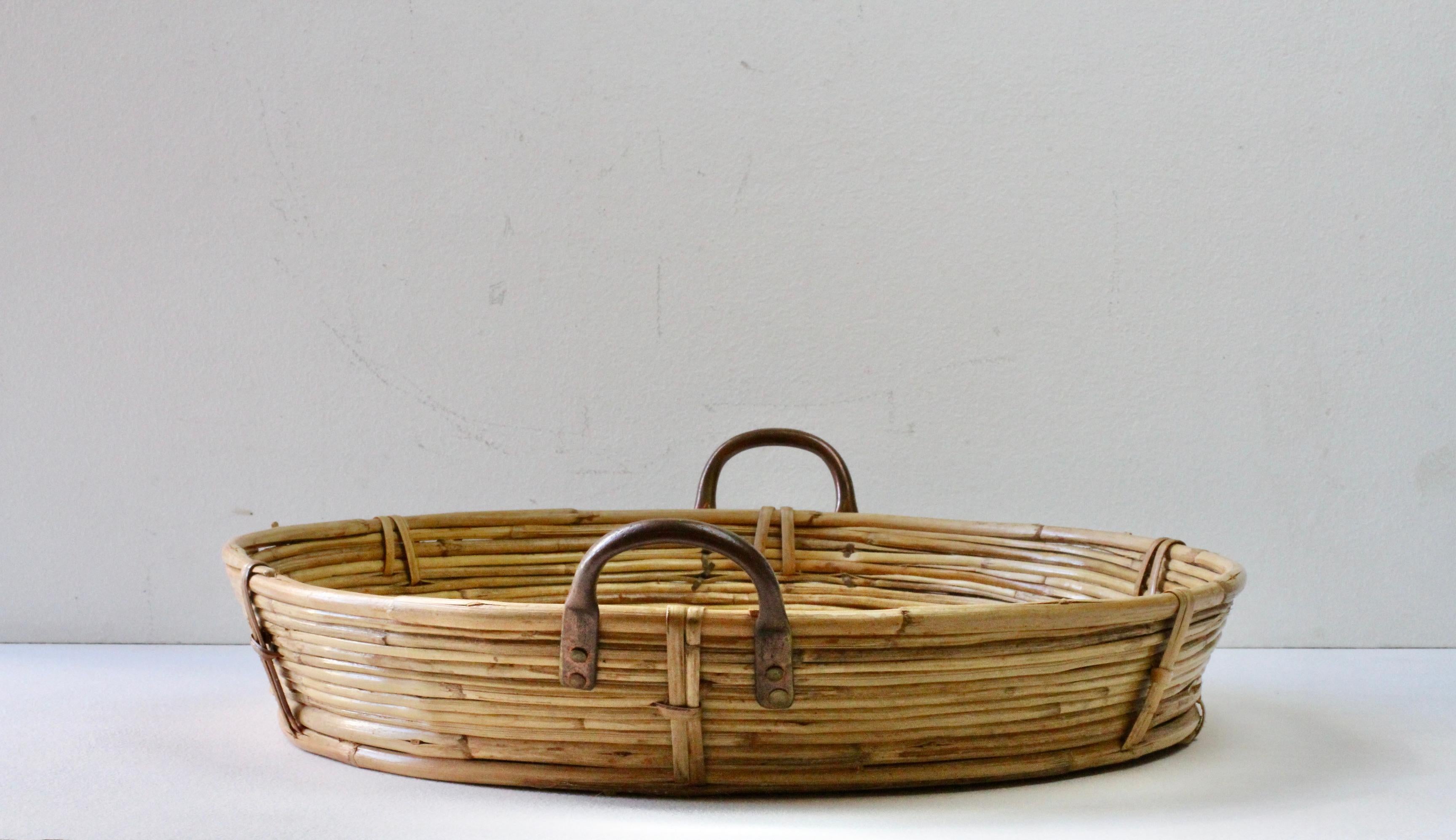 Grande vassoio da portata in ottone, bambù e rattan, del 1970, d'epoca del Midcentury Modern italiano in vendita 1