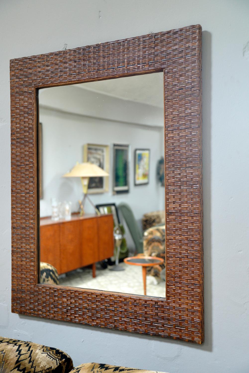 XX secolo Grande specchio anni '70 in vimini intrecciato con canna spaccata e bambù con cornice in rattan Tiki Bohemien in vendita