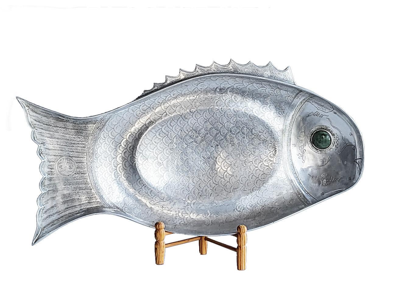 Large 1975 Arthur Court Forged Aluminum Fish Platter, Jadeite Stone Eye

Offered for sale is a large fish platter from Arthur Court Designs, 1975. While large, stunning, and decorative, it is also food safe and useful. The stone eye is