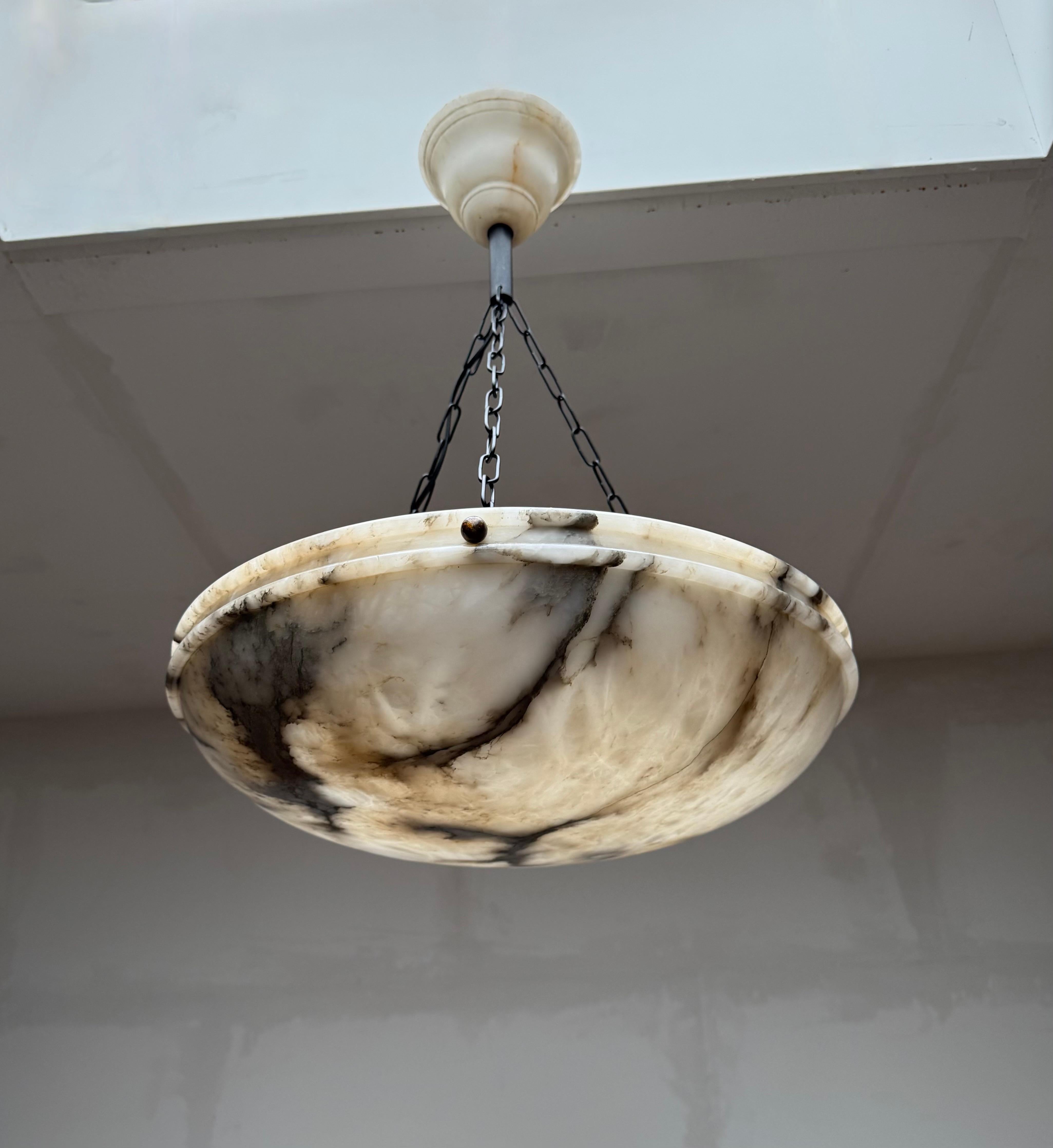Design/One de grande taille, 19.8 pouces de diamètre d'albâtre antique sculpté à la main.

Grâce à sa grande taille et à son design véritablement intemporel, ce magnifique lustre en albâtre de l'époque de l'Art déco européen ne manquera pas