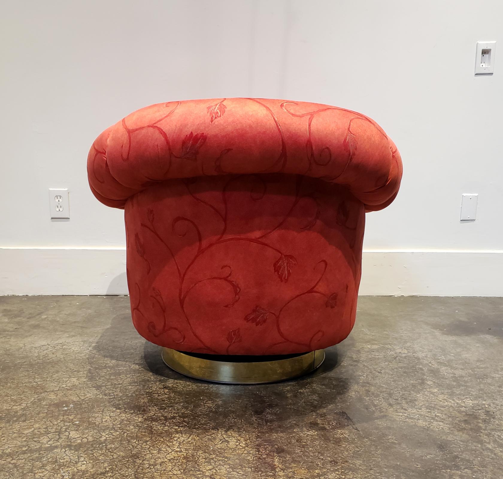 Large 1980s Channel Tufted Scalloped Swivel Club Chair In Good Condition For Sale In Dallas, TX