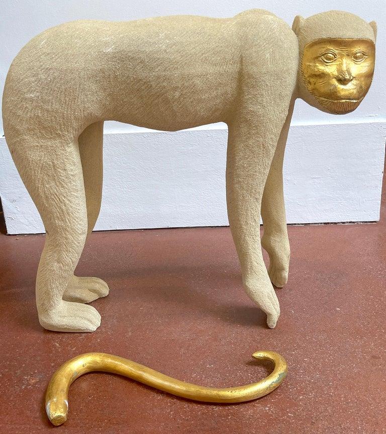 Große Skulptur eines kauernden Affen aus den 1980er Jahren, in Weiß und Gold im Angebot 2