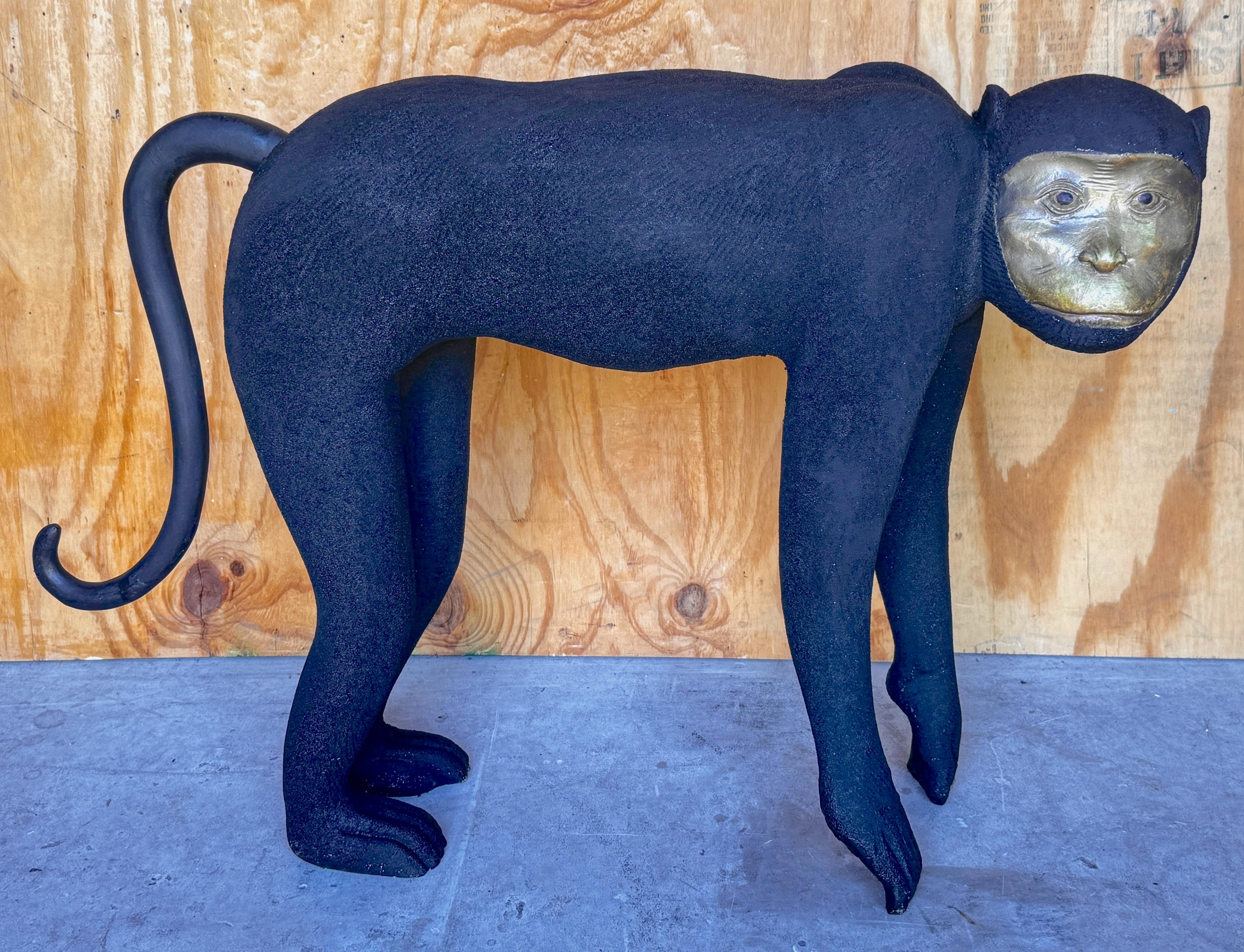Grande scultura di scimmia accovacciata degli anni '80 in oro e nero 

Questa grande scultura di scimmia accovacciata degli anni '80, di colore nero, è una straordinaria rappresentazione della Pop Art dell'epoca, che unisce giocosità e artigianato