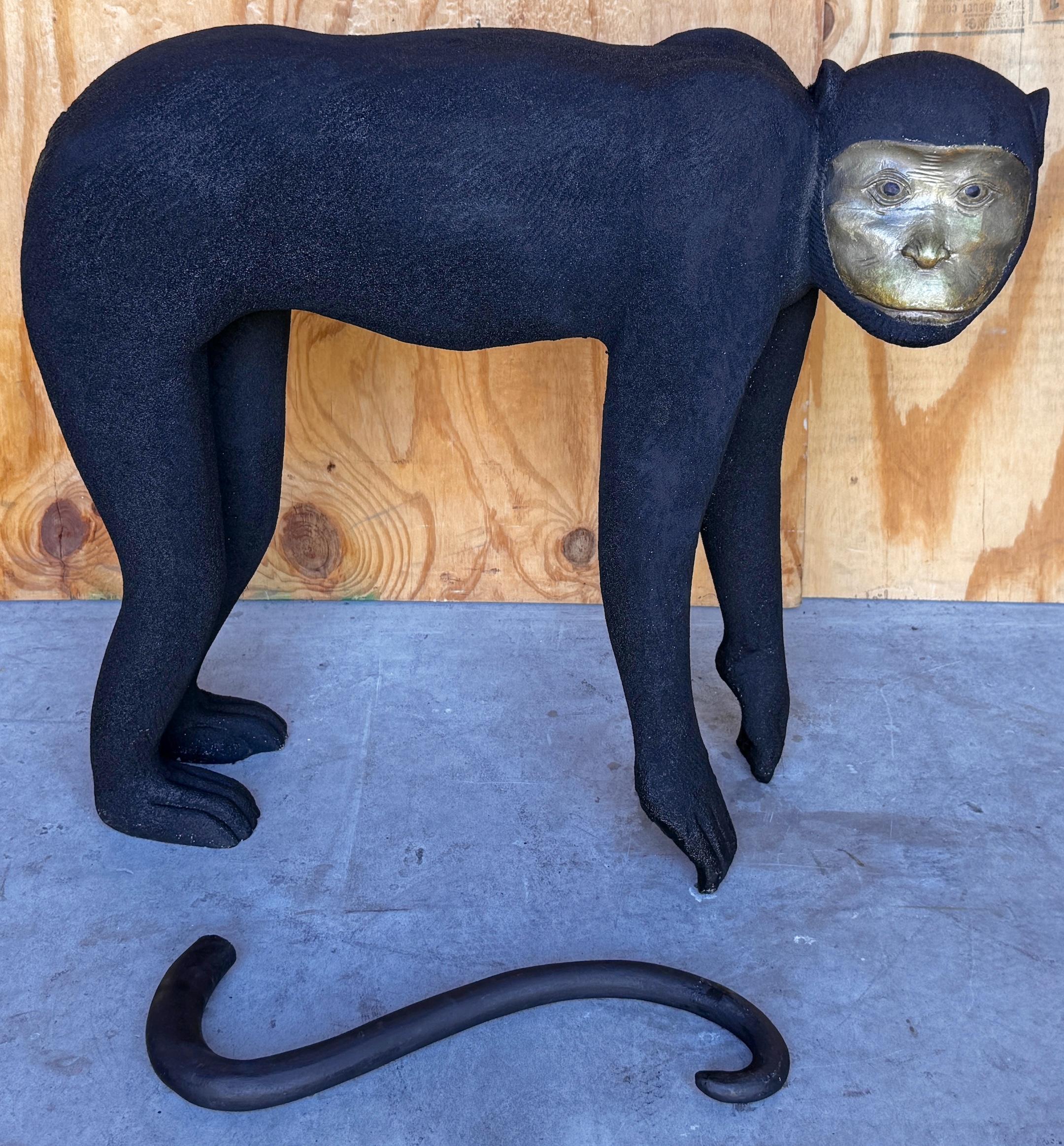Grande scultura di scimmia accovacciata degli anni '80, in nero e oro in vendita 1