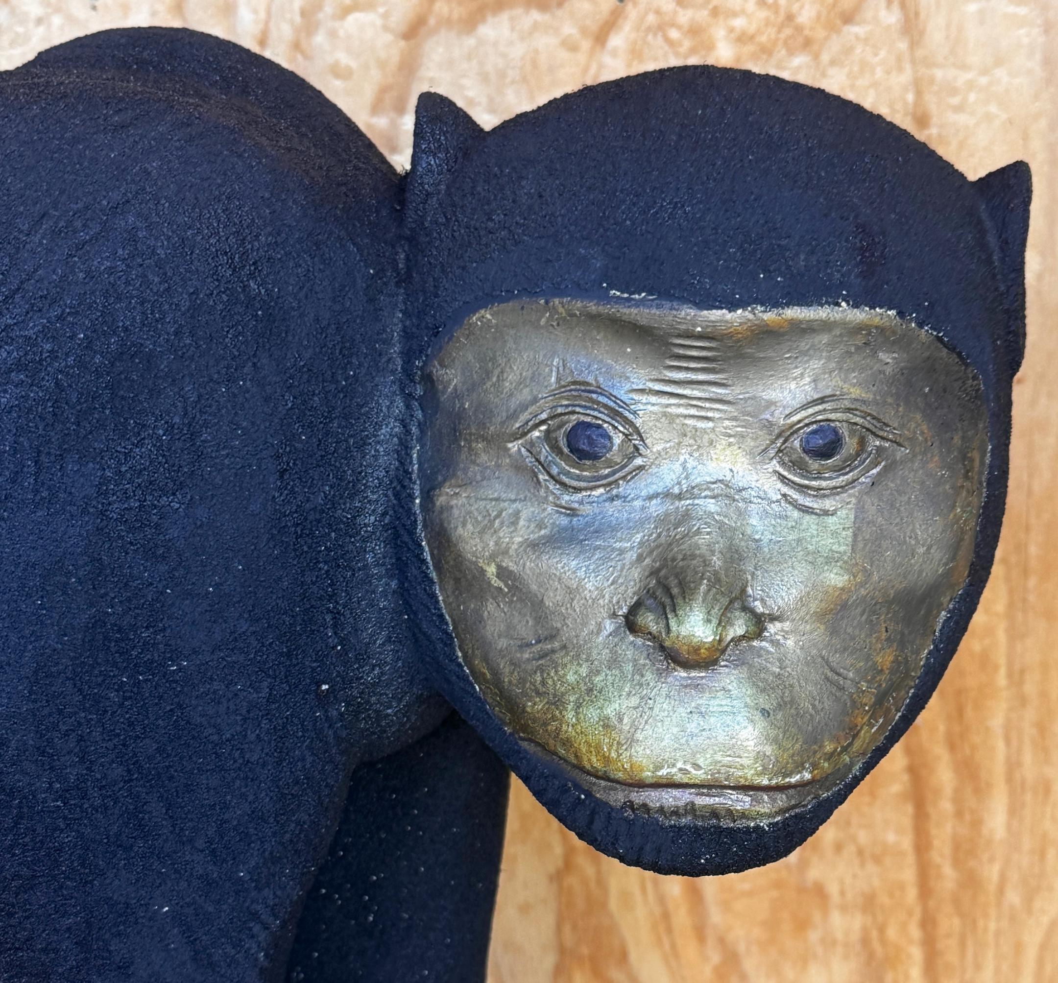 Grande scultura di scimmia accovacciata degli anni '80, in nero e oro in vendita 2
