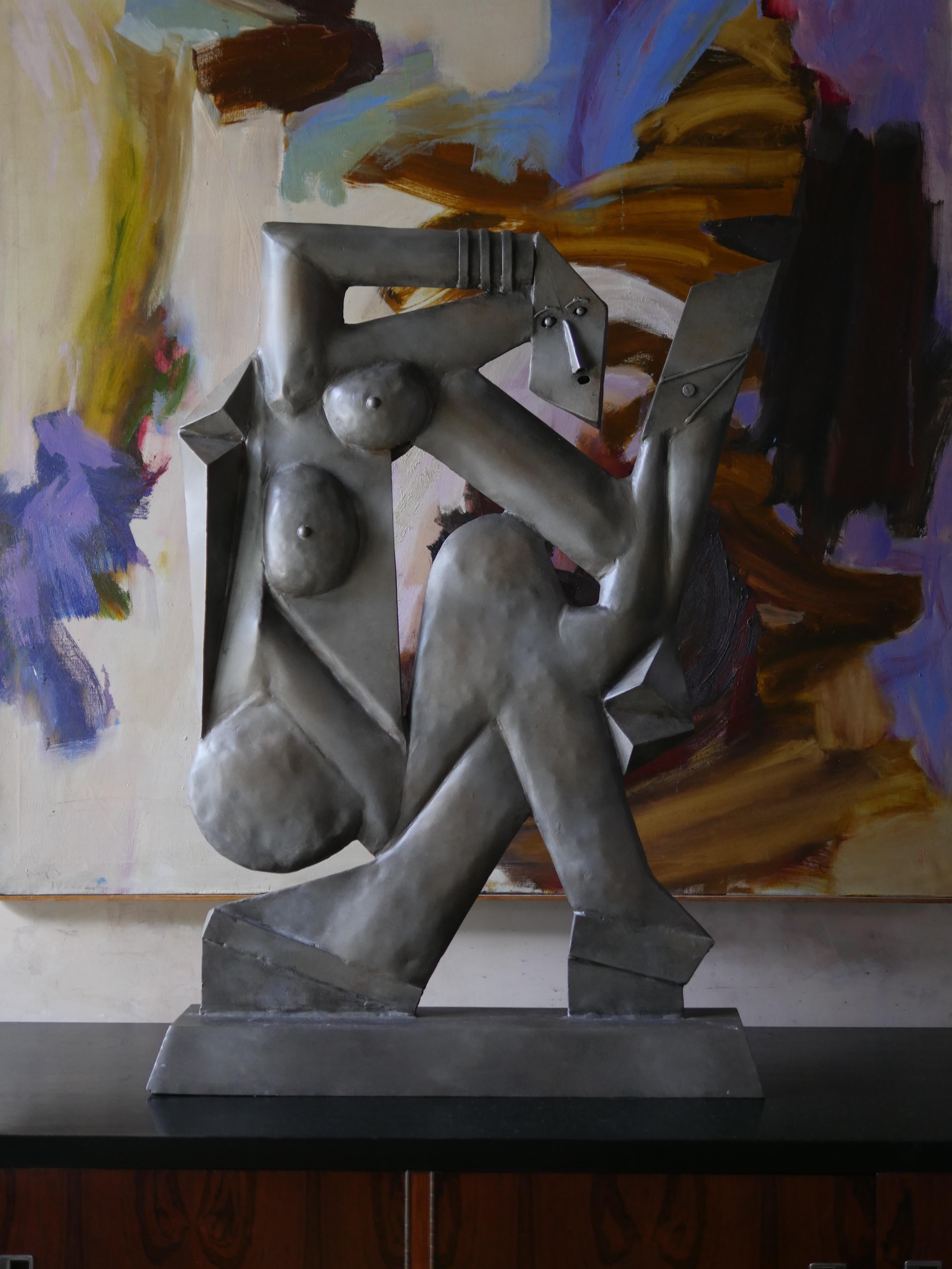 Llamativa escultura abstracta cubista de los años 80 que hace una declaración audaz. Con proporciones exageradas y formas geométricas dinámicas, esta pieza  mezcla arte y abstracción de una forma realmente cautivadora. Su tamaño considerable y su