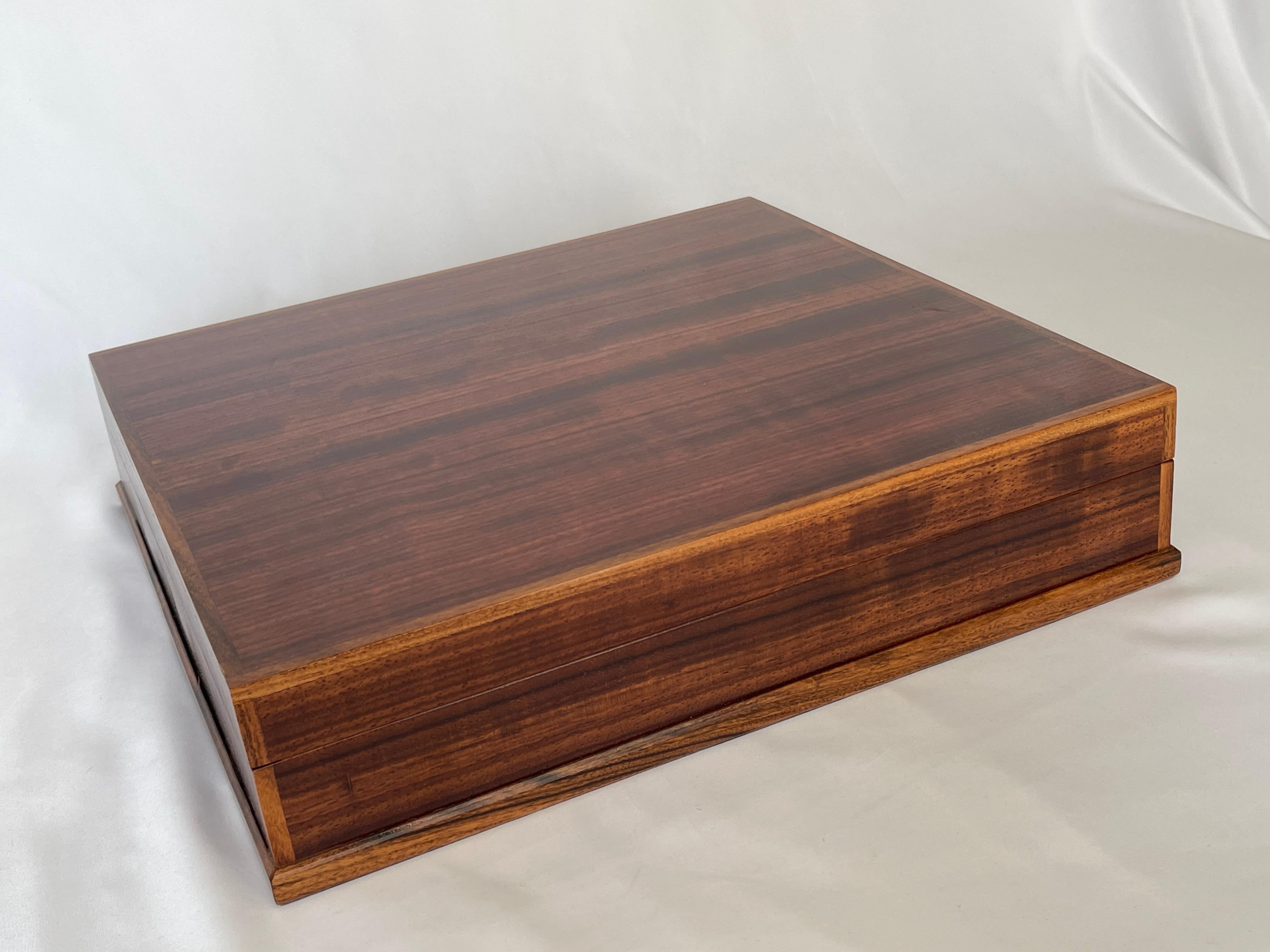Large 1980's Dunhill Style Ribbon Mahogany Wood Humidor, Box with Brass Hinges For Sale 3