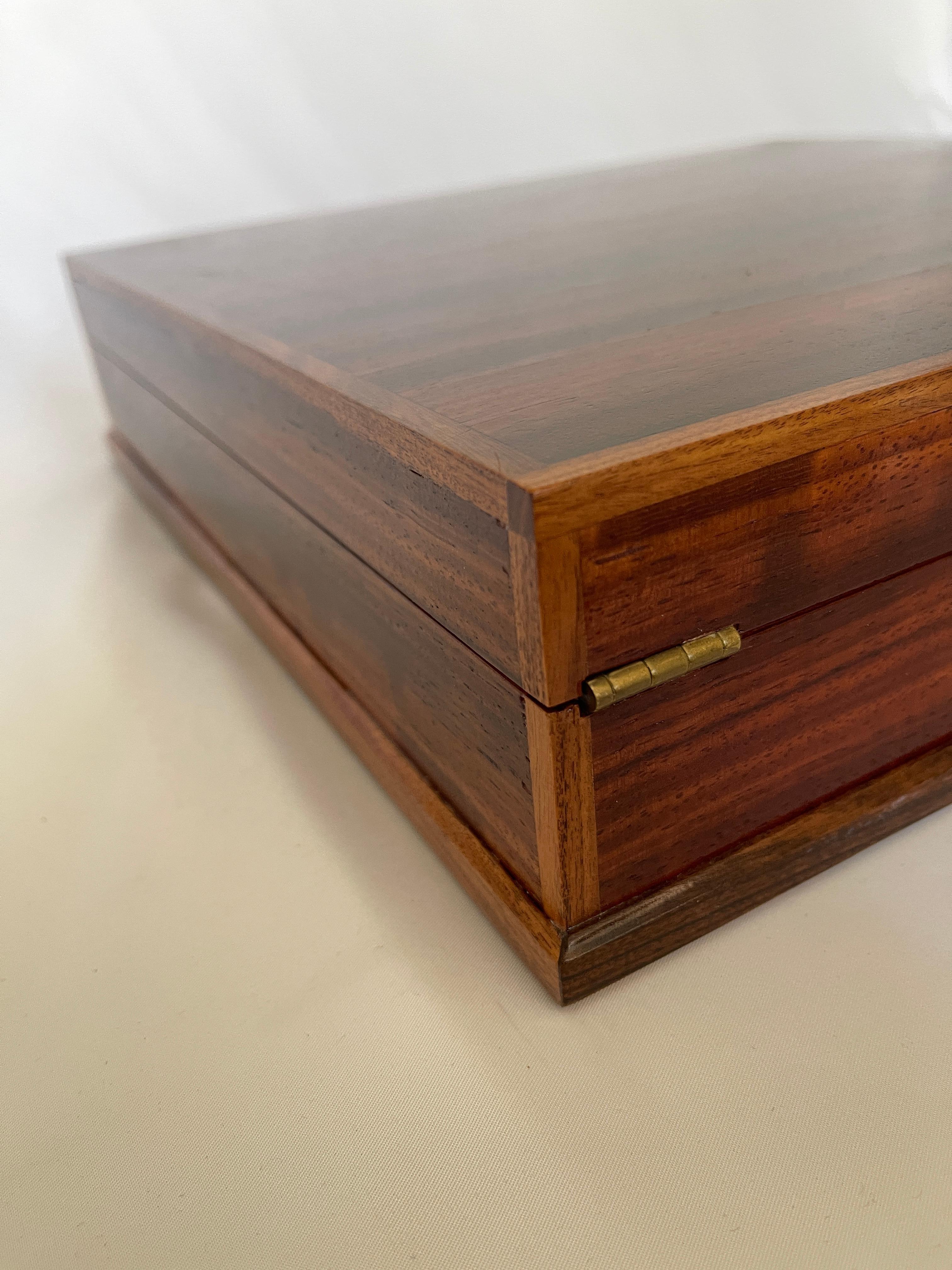 Large 1980's Dunhill Style Ribbon Mahogany Wood Humidor, Box with Brass Hinges For Sale 4