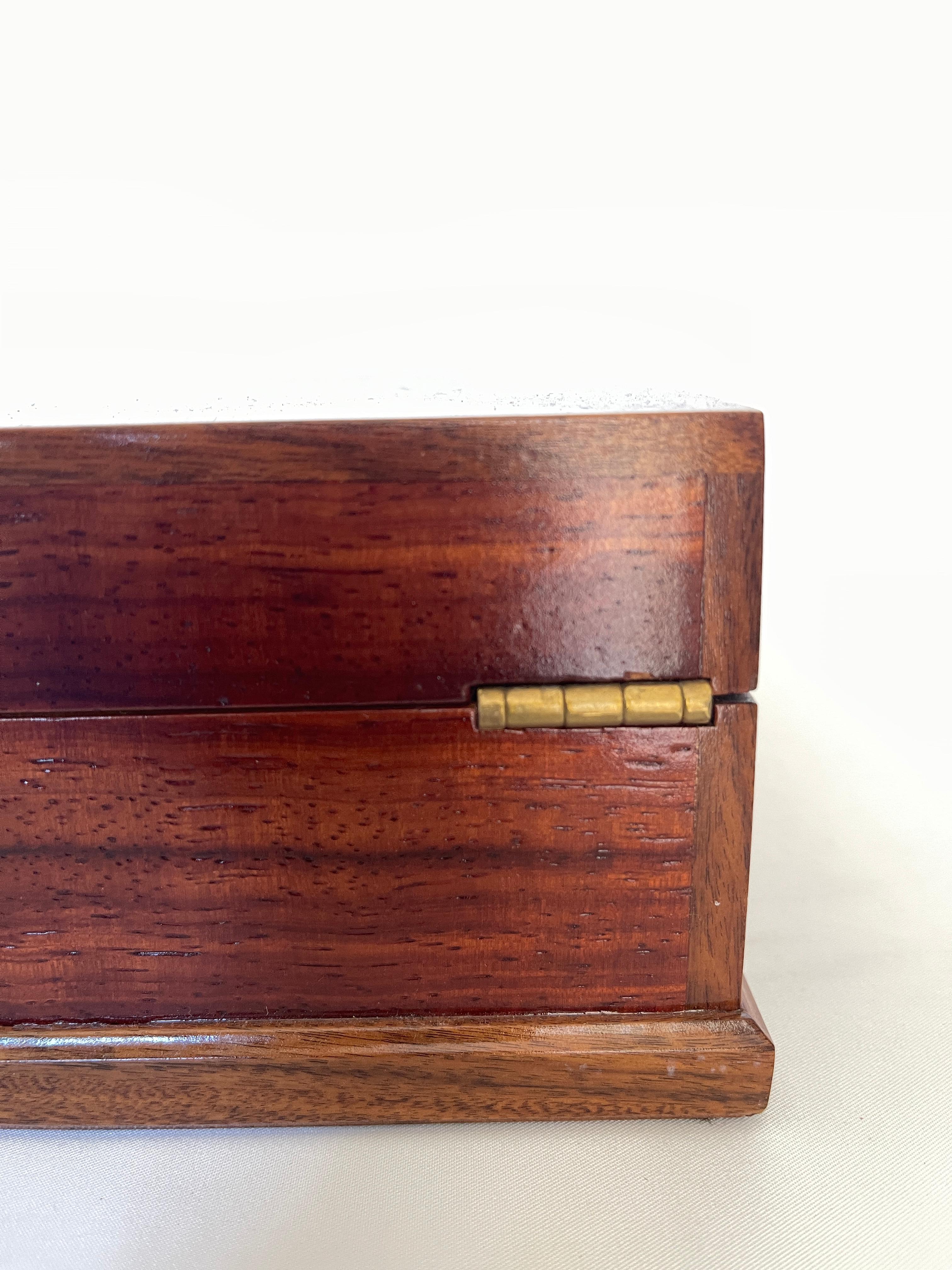 Large 1980's Dunhill Style Ribbon Mahogany Wood Humidor, Box with Brass Hinges For Sale 5
