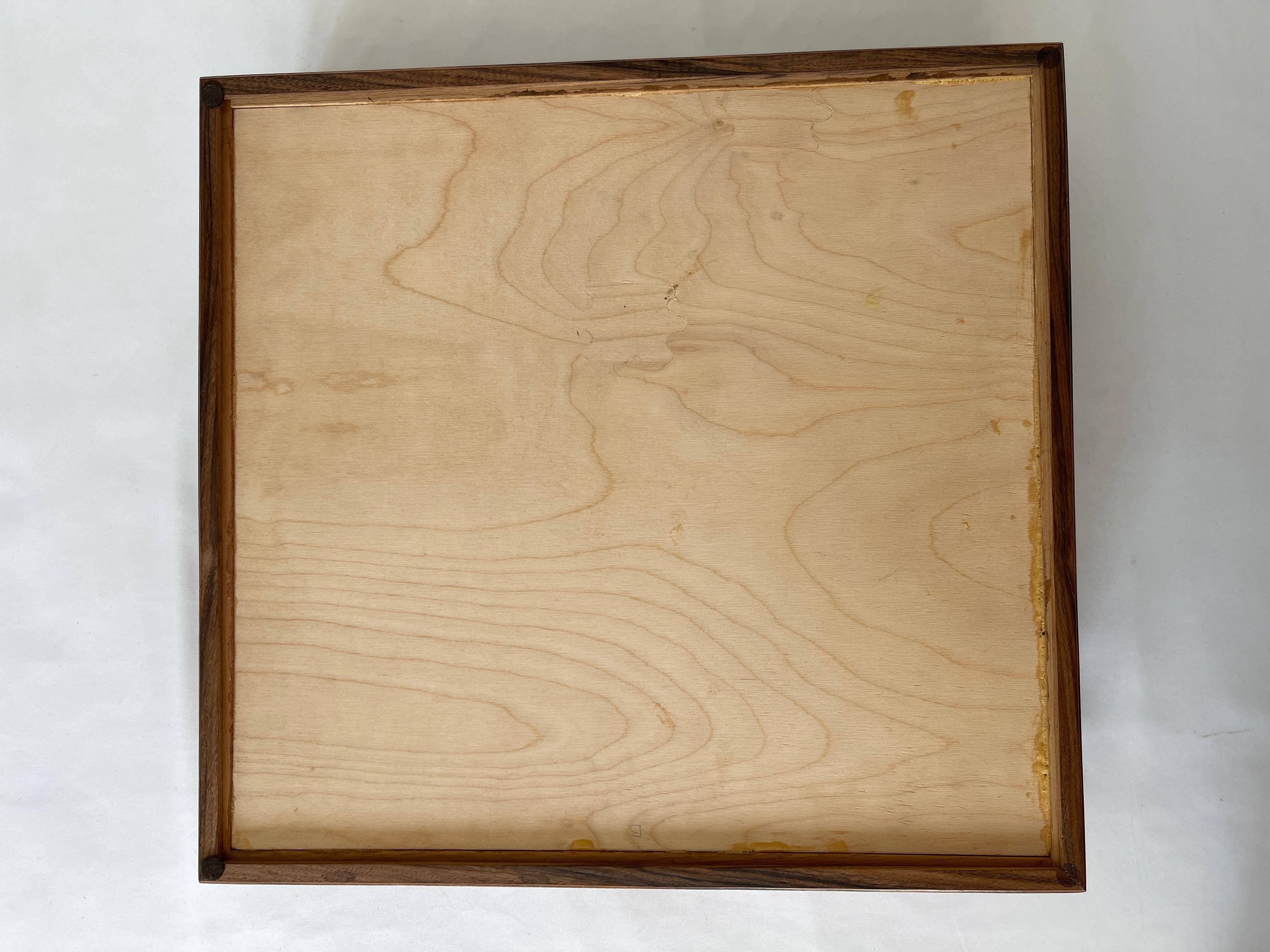 Grand humidificateur de style Dunhill en bois d'acajou avec charnières en laiton des années 1980 en vente 8