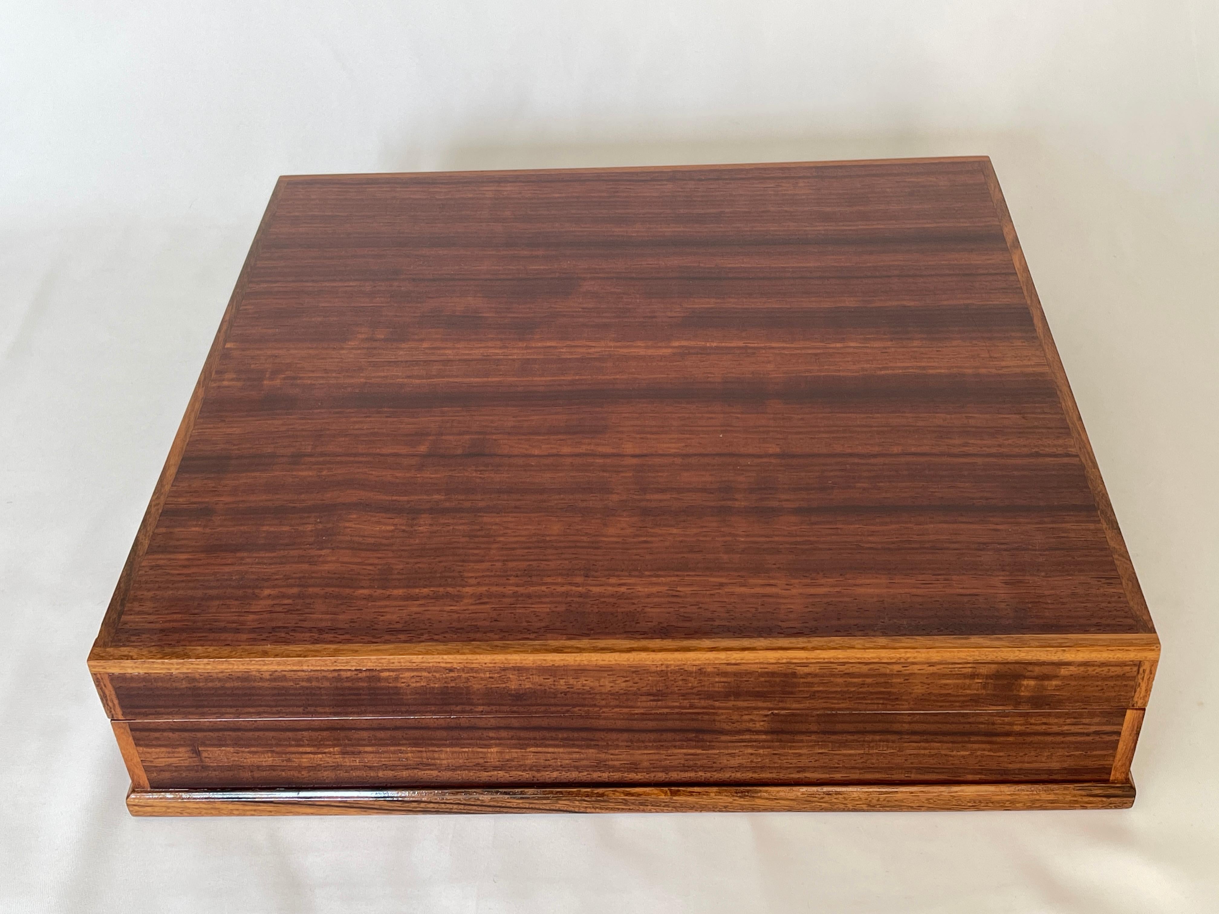 Style international Grand humidificateur de style Dunhill en bois d'acajou avec charnières en laiton des années 1980 en vente