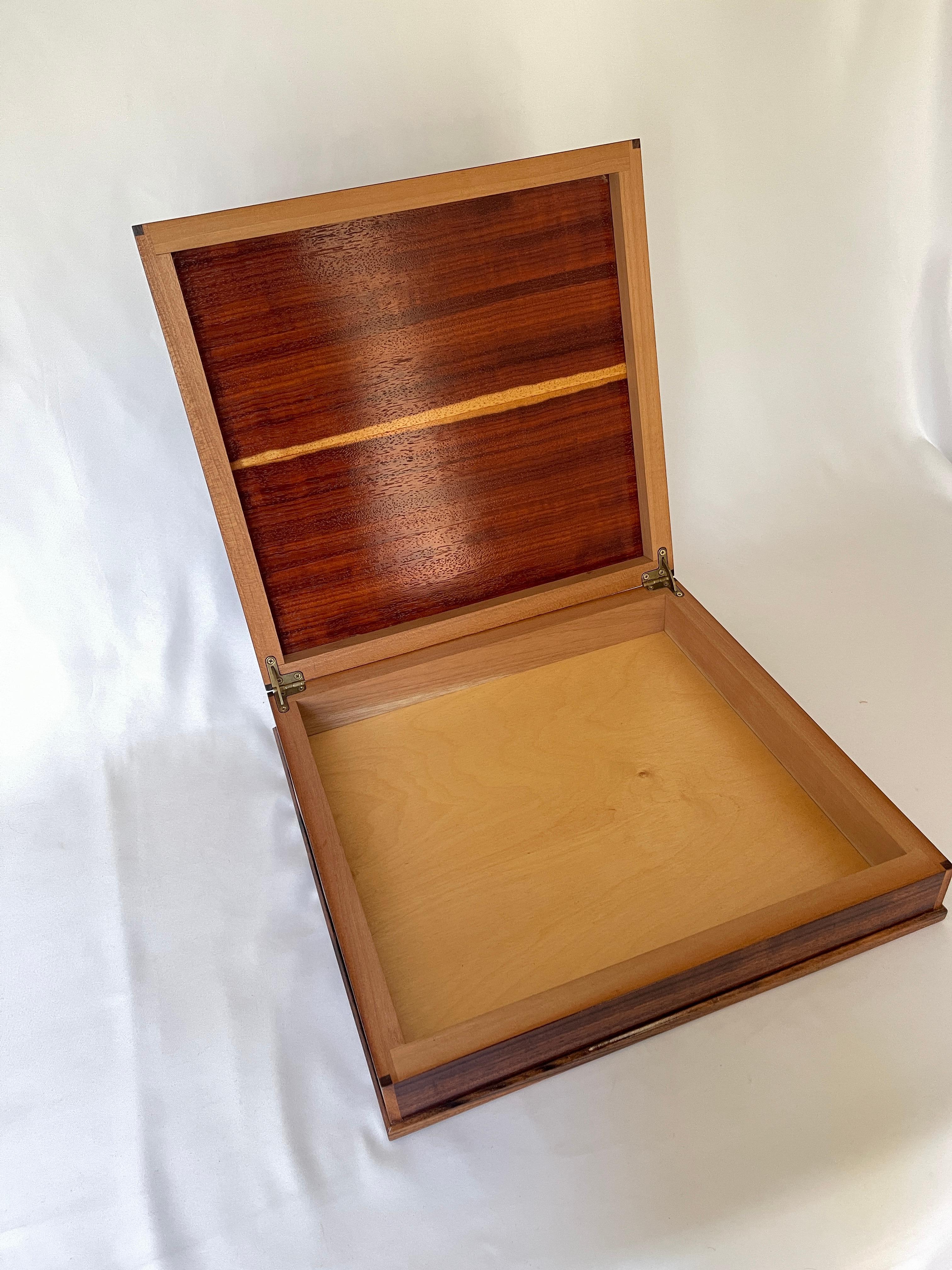 French Large 1980's Dunhill Style Ribbon Mahogany Wood Humidor, Box with Brass Hinges For Sale