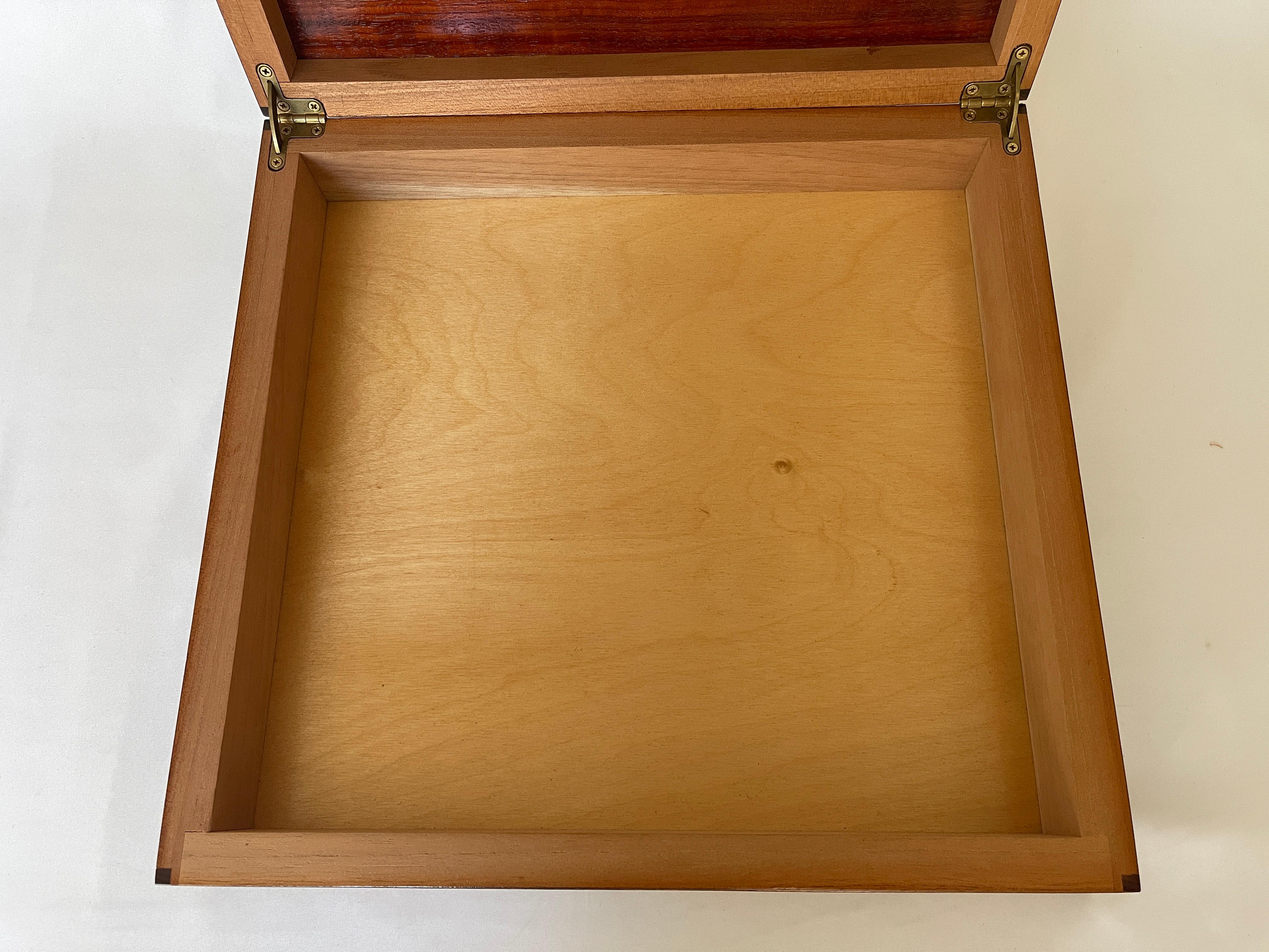 Large 1980's Dunhill Style Ribbon Mahogany Wood Humidor, Box with Brass Hinges In Good Condition For Sale In New York, NY