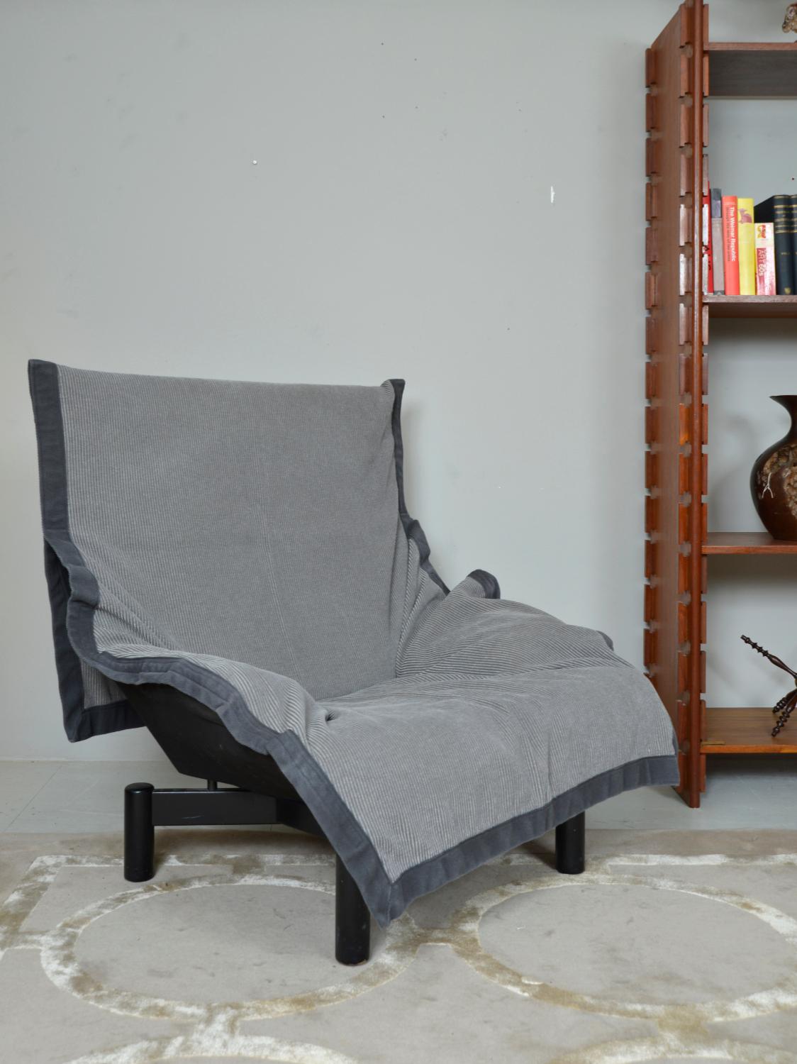 Vico Magistretti’s idea of throwing a thick horse blanket over an upholstered chair resulted in the design for his ‘Sindbad’ range. Magistretti designed this large Sindbad armchair in 1981 for Italian company Cassina. This removable “throw blanket”