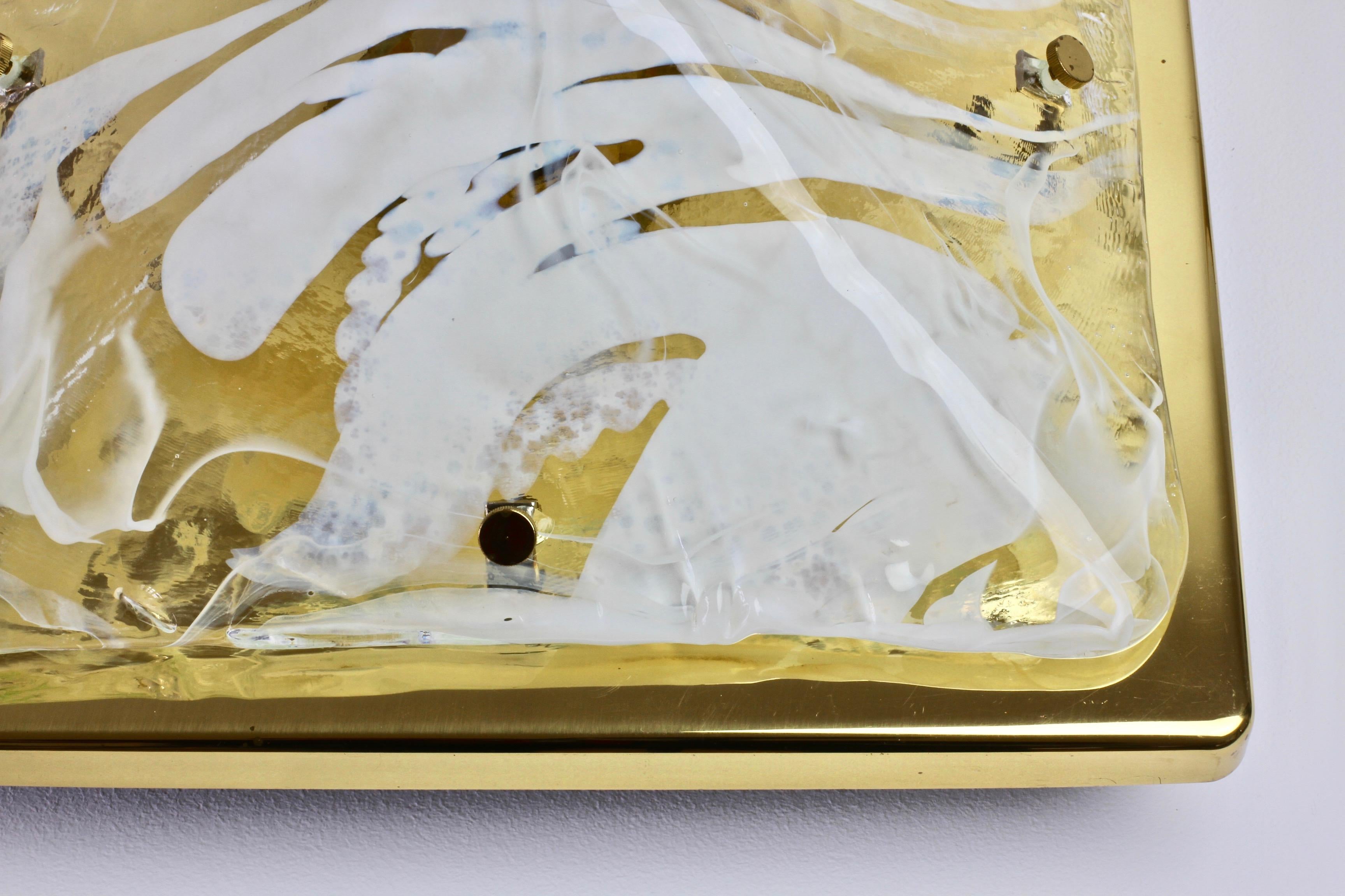 Gran aplique empotrable de latón y cristal de Murano piramidal estilo Kalmar de los años 80 en venta 6