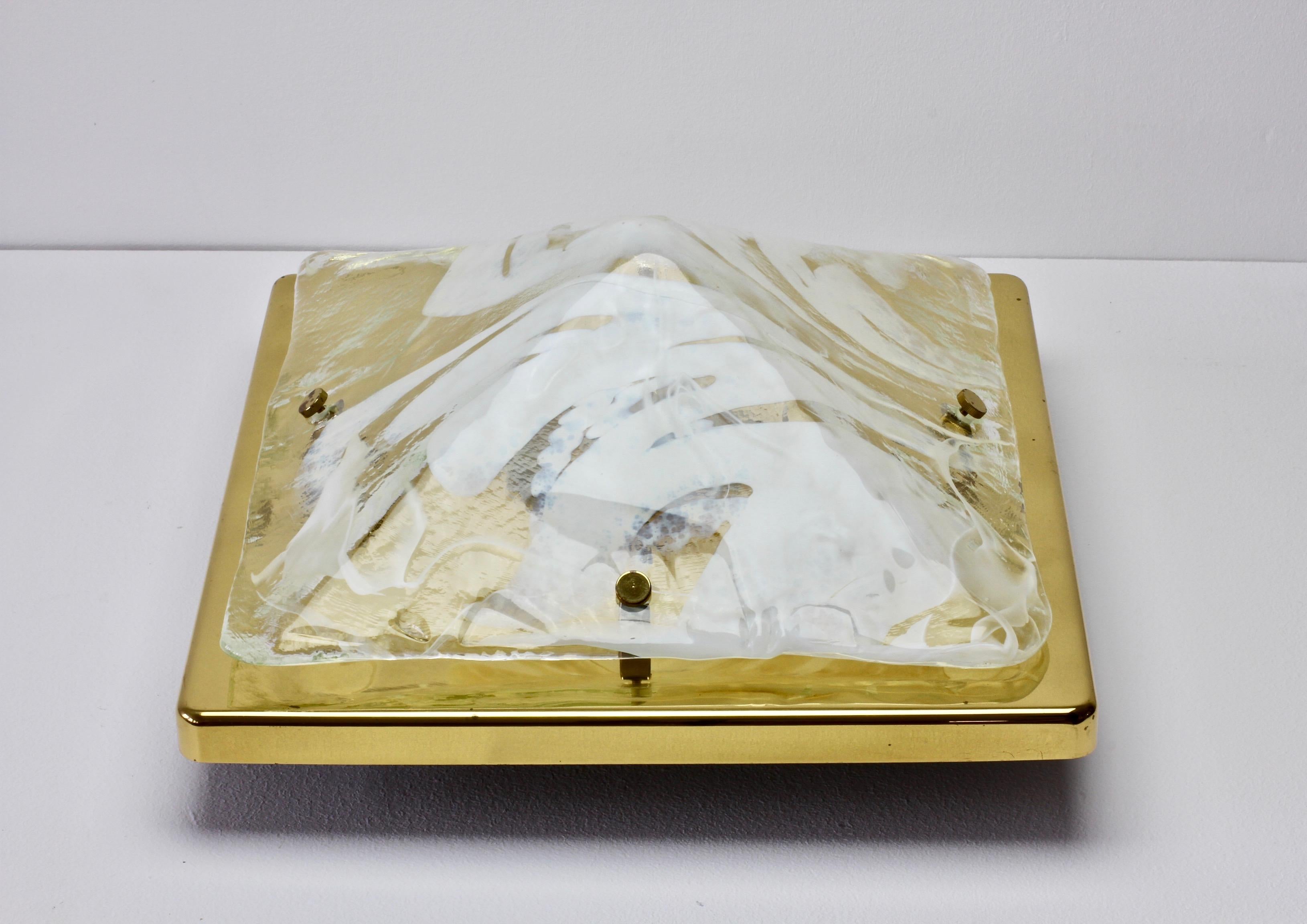 Gran aplique empotrable de latón y cristal de Murano piramidal estilo Kalmar de los años 80 Pulido en venta