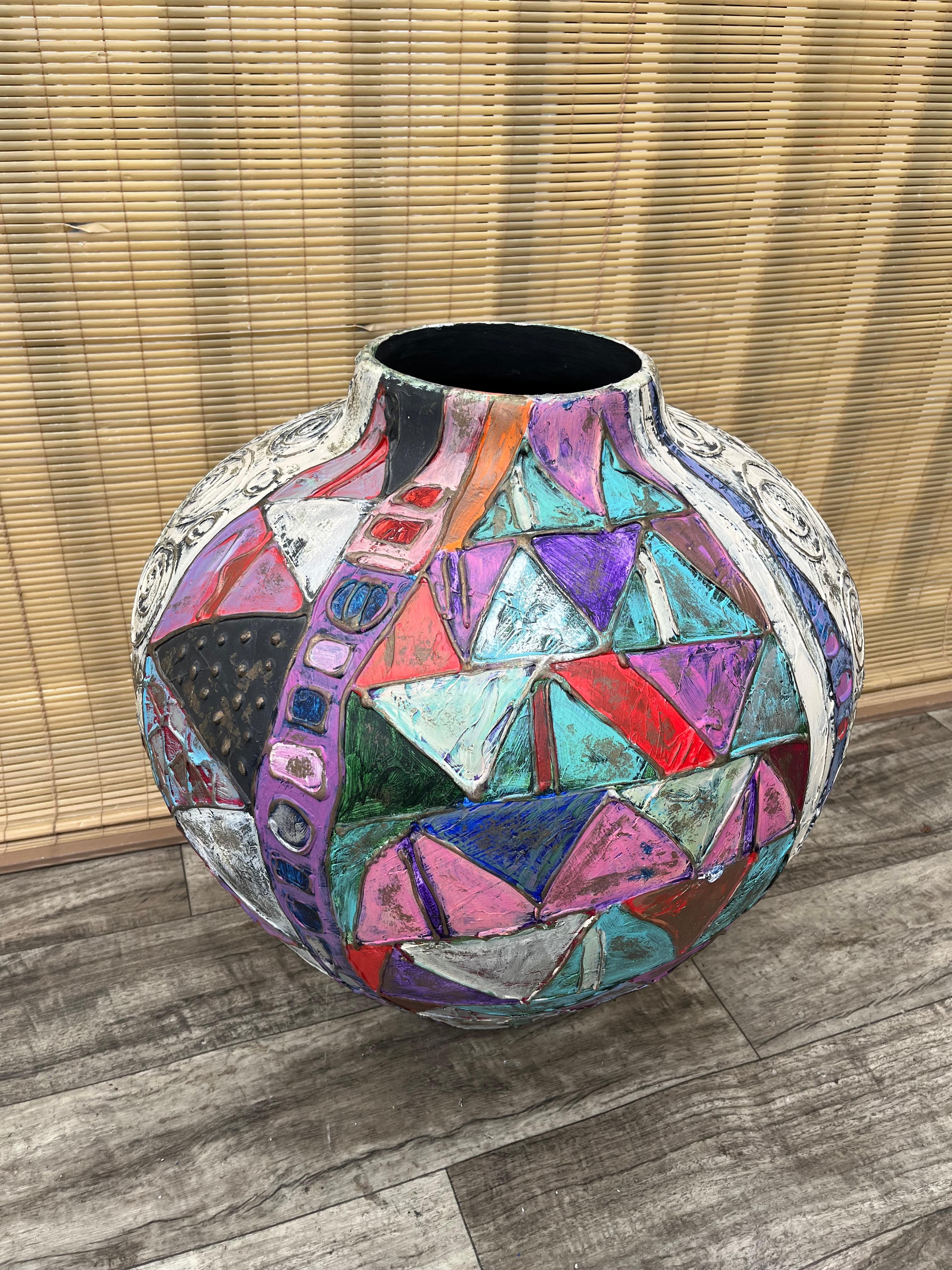 Grand vase de sol en céramique artisanale postmoderne des années 1990, signé par l'Artistics. en vente 2