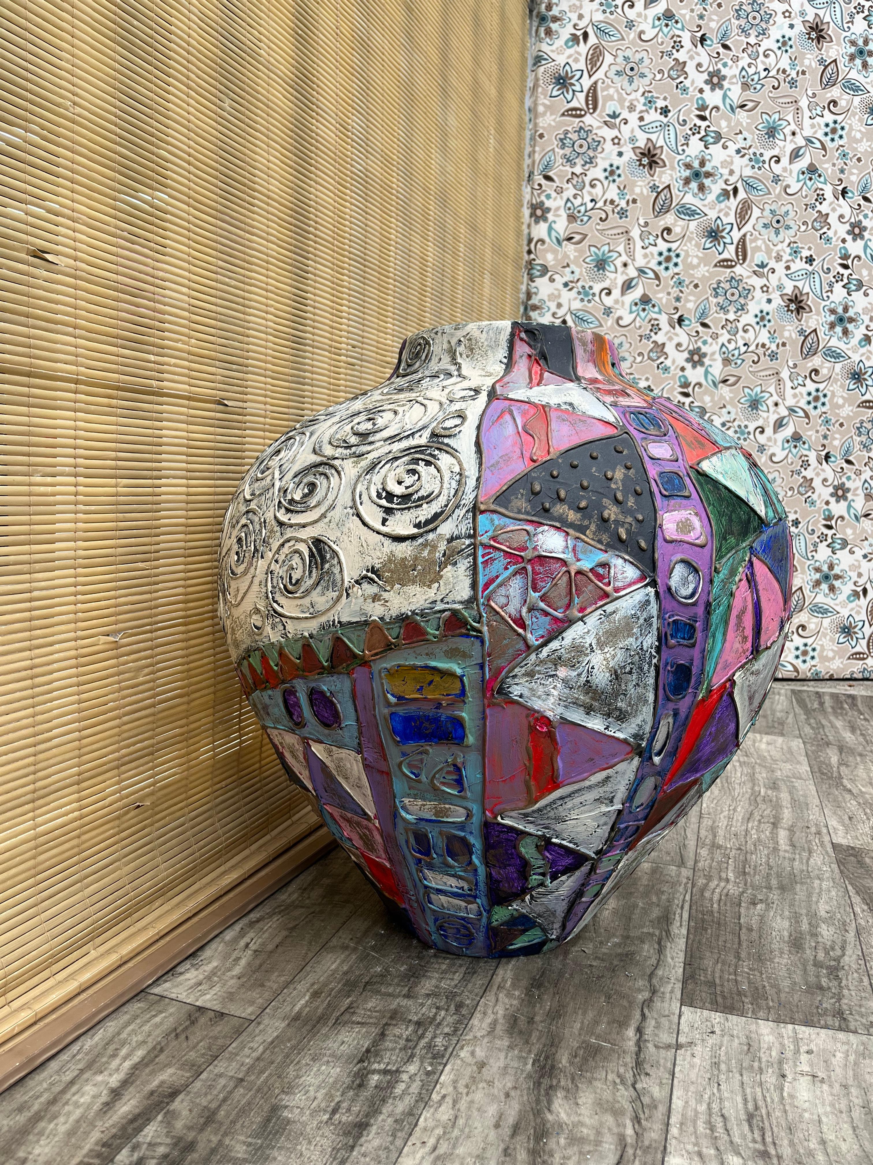 Grand vase de sol en céramique artisanale postmoderne des années 1990, signé par l'Artistics. en vente 3