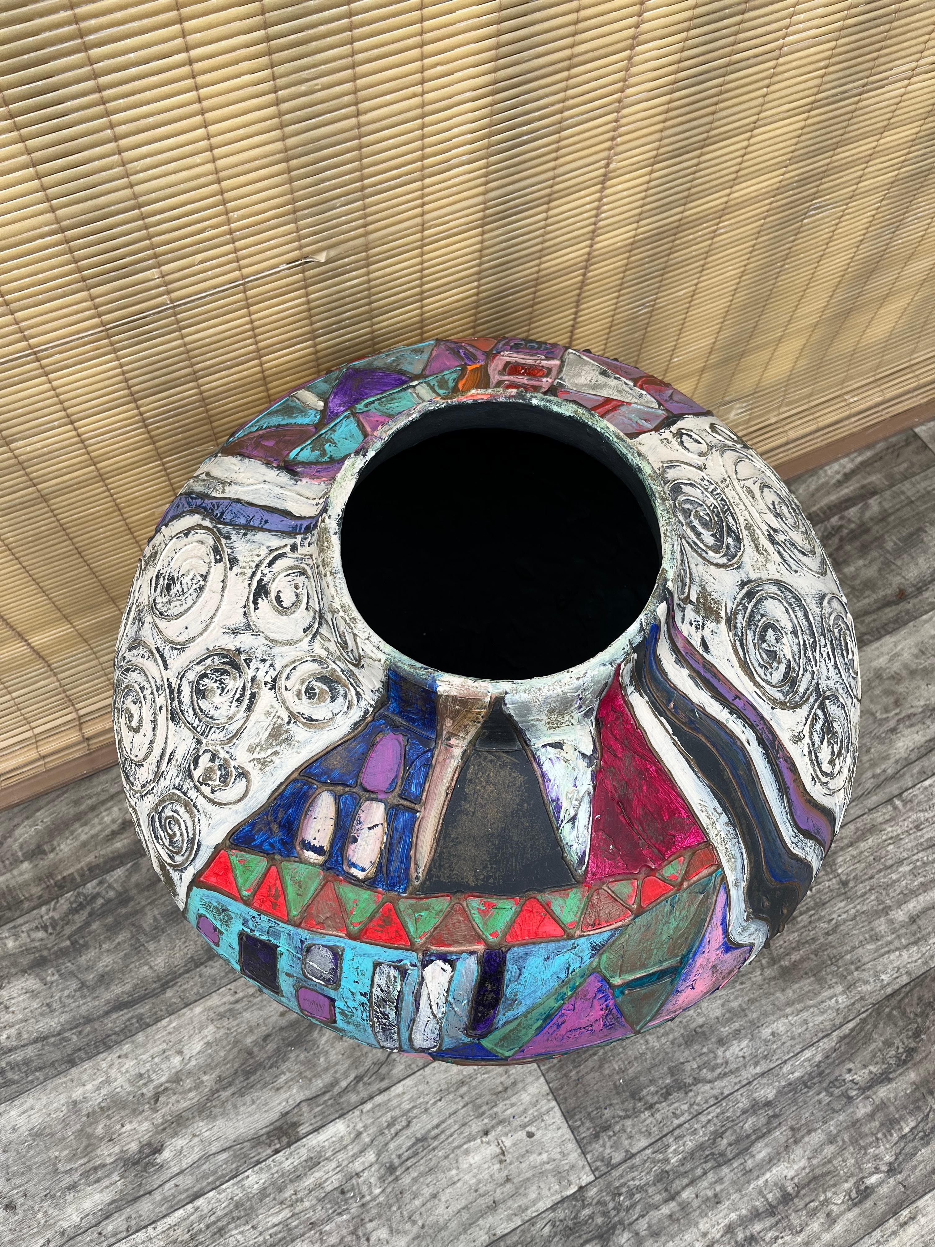 Grand vase de sol en céramique artisanale postmoderne des années 1990, signé par l'Artistics. en vente 4