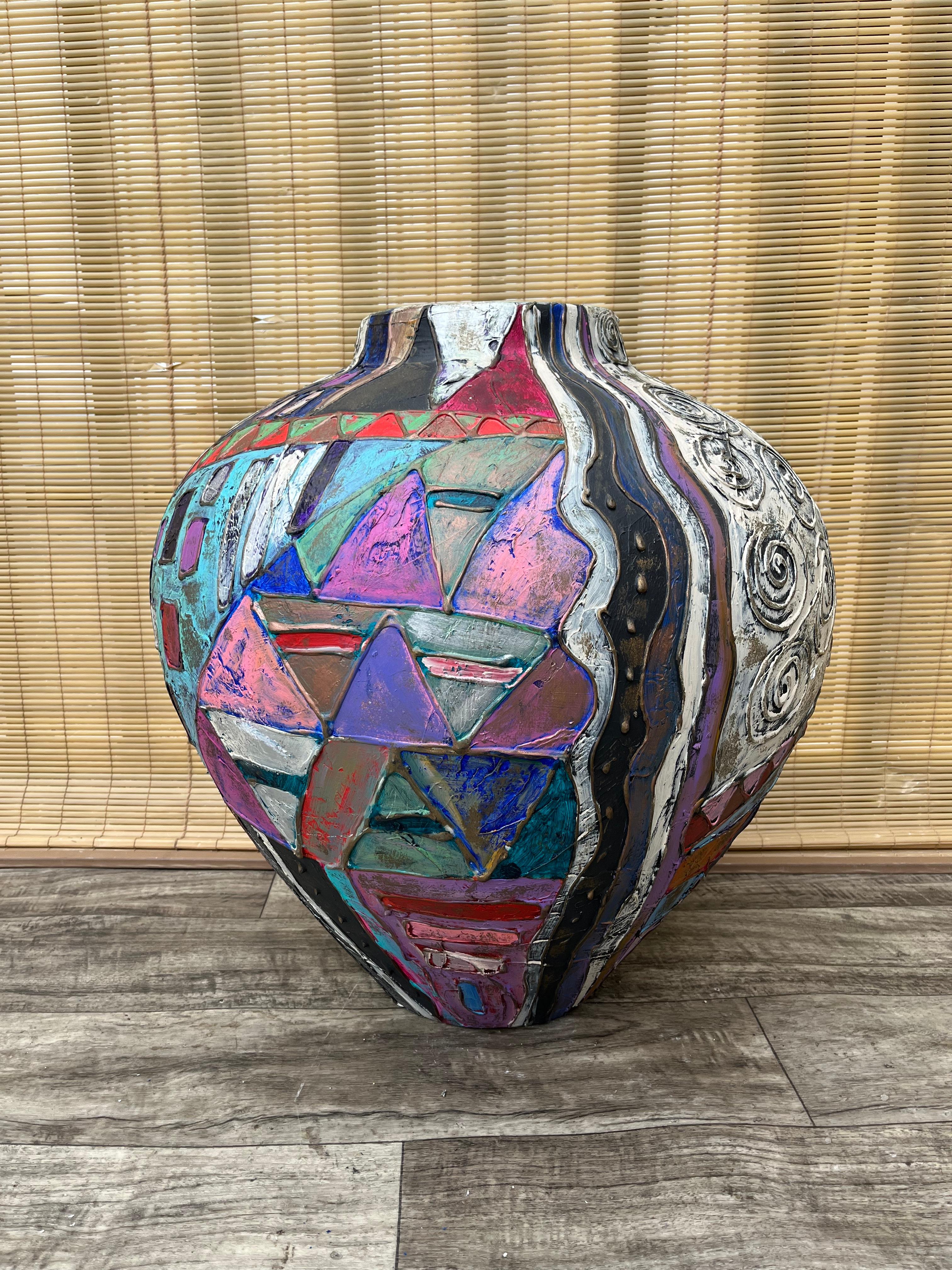 Grand vase de sol en céramique artisanale postmoderne des années 1990, signé par l'Artistics. en vente 5