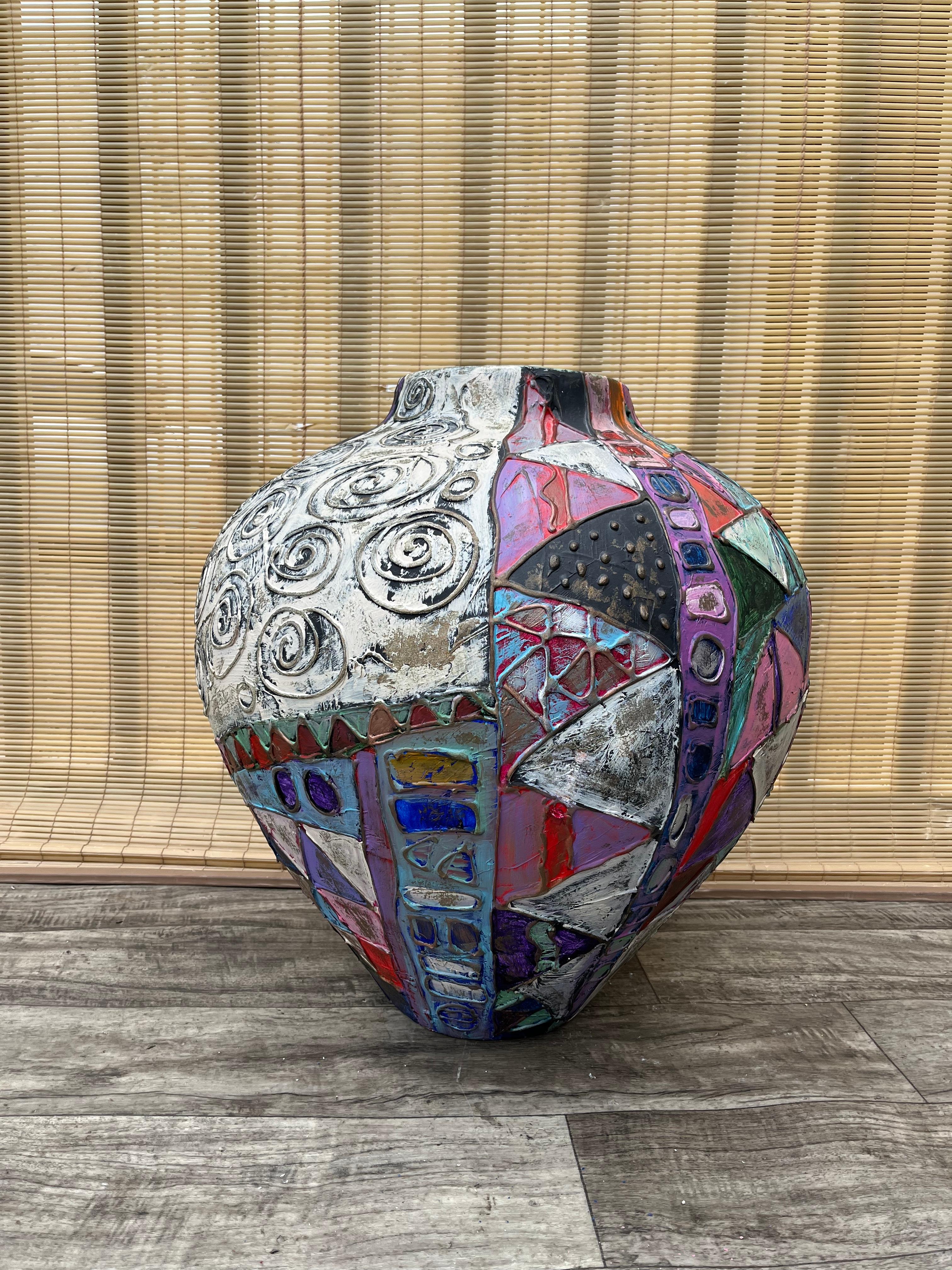 Grand vase de sol postmoderne en céramique artisanale signé par l'artiste américaine Patricia A Beatty. Daté de 1993 
Cette urne de grande taille présente une configuration abstraite de motifs colorés et de textures obtenus par une application