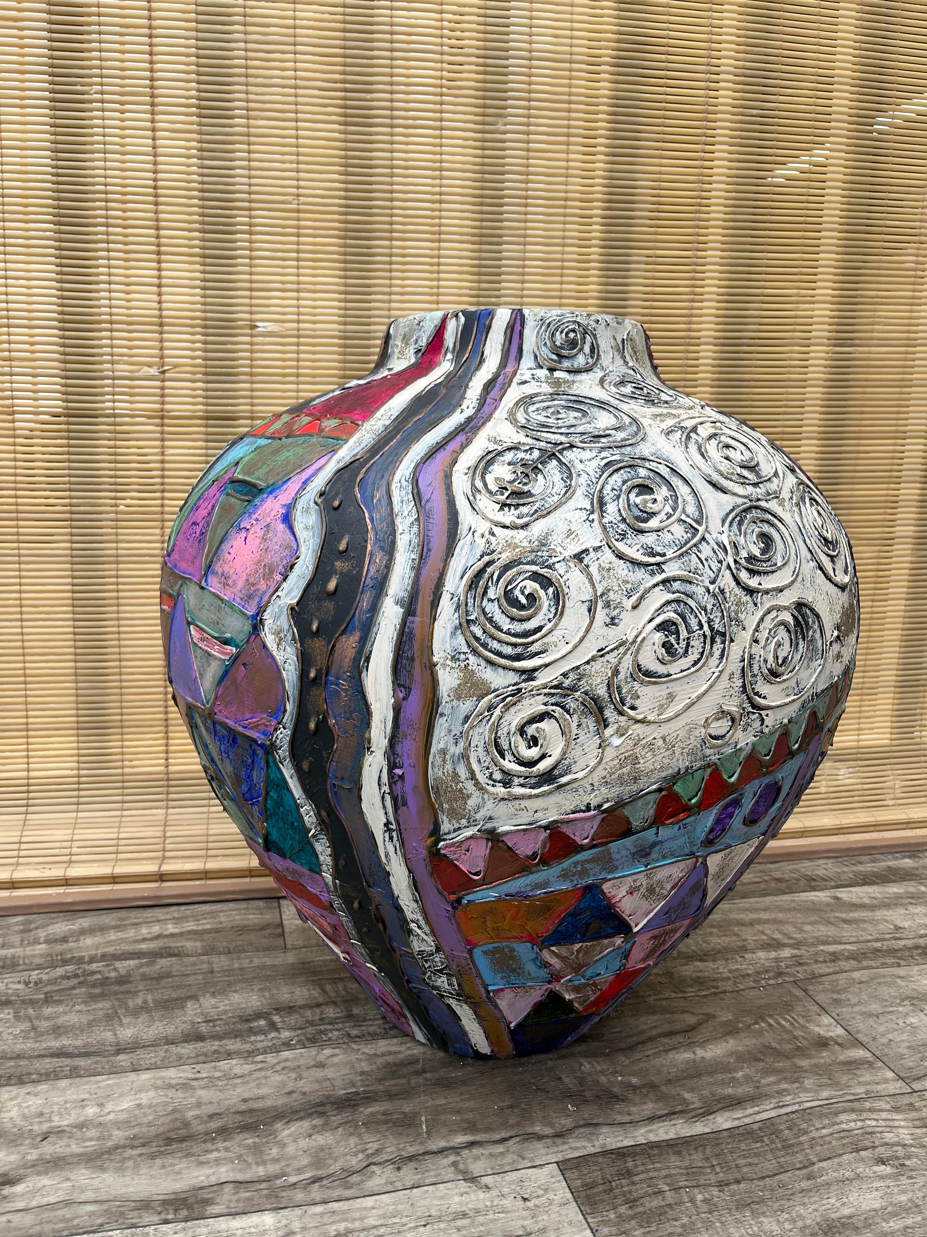 Postmoderne Grand vase de sol en céramique artisanale postmoderne des années 1990, signé par l'Artistics. en vente