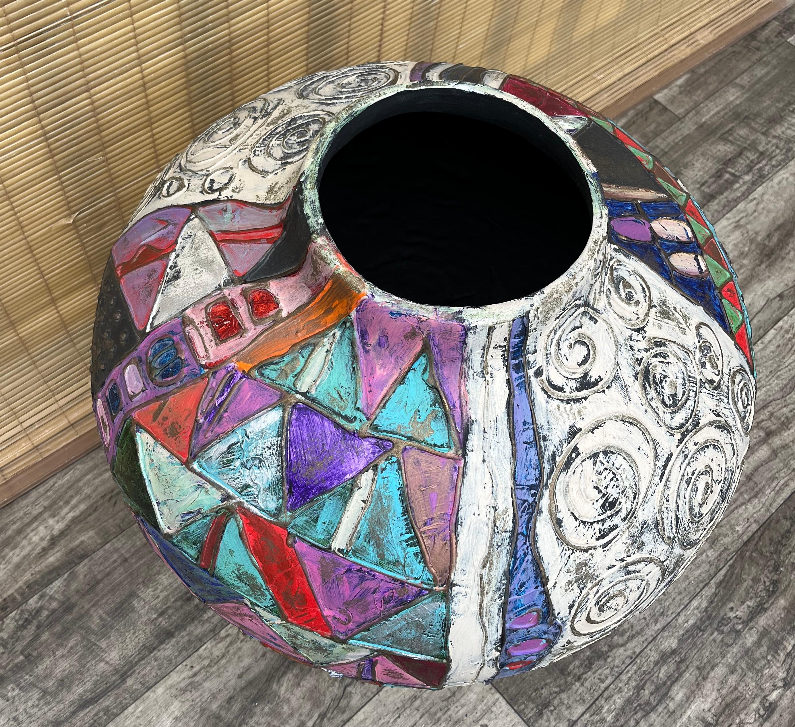 Américain Grand vase de sol en céramique artisanale postmoderne des années 1990, signé par l'Artistics. en vente