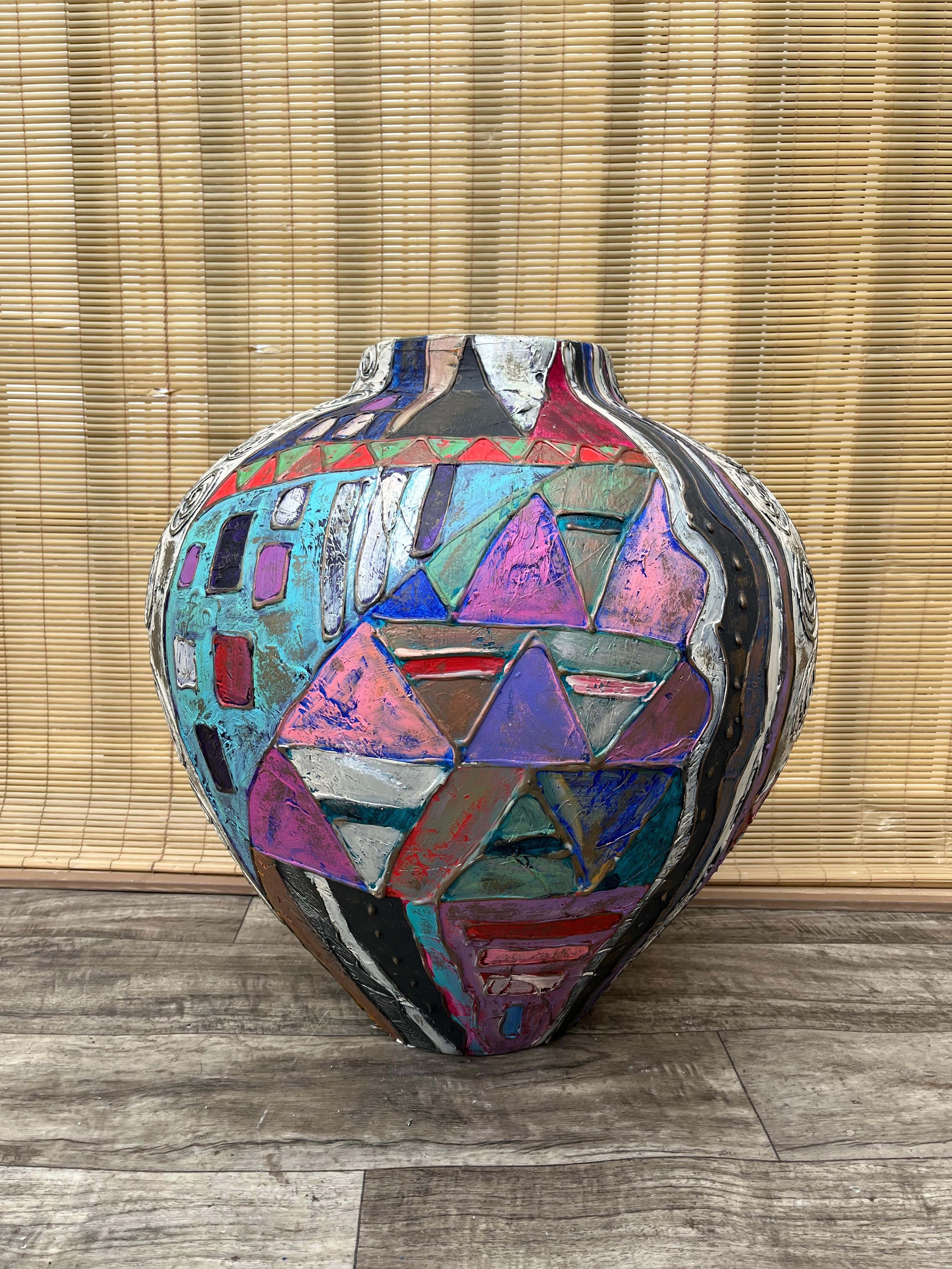 Peint à la main Grand vase de sol en céramique artisanale postmoderne des années 1990, signé par l'Artistics. en vente
