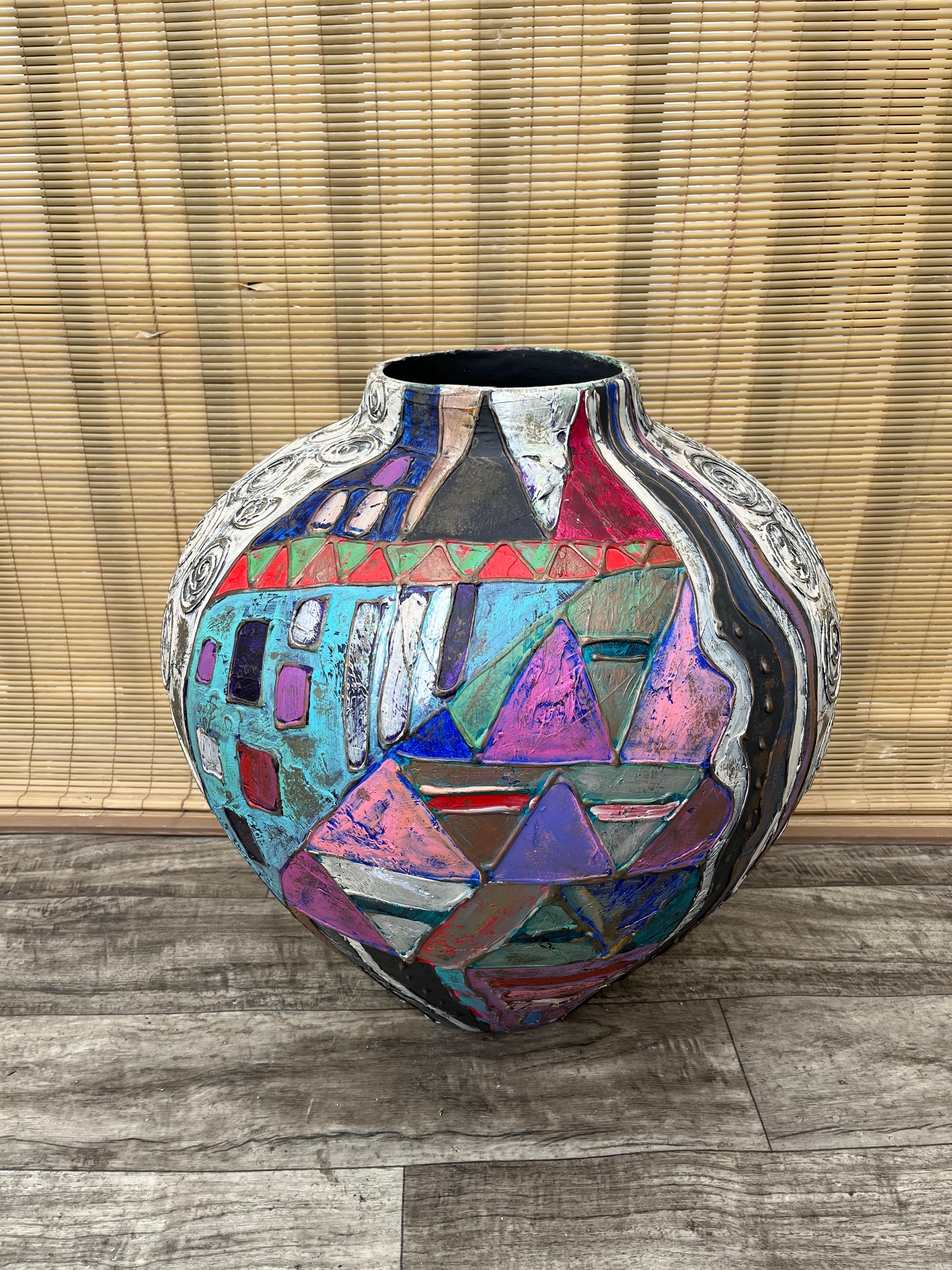 Grand vase de sol en céramique artisanale postmoderne des années 1990, signé par l'Artistics. Bon état - En vente à Miami, FL