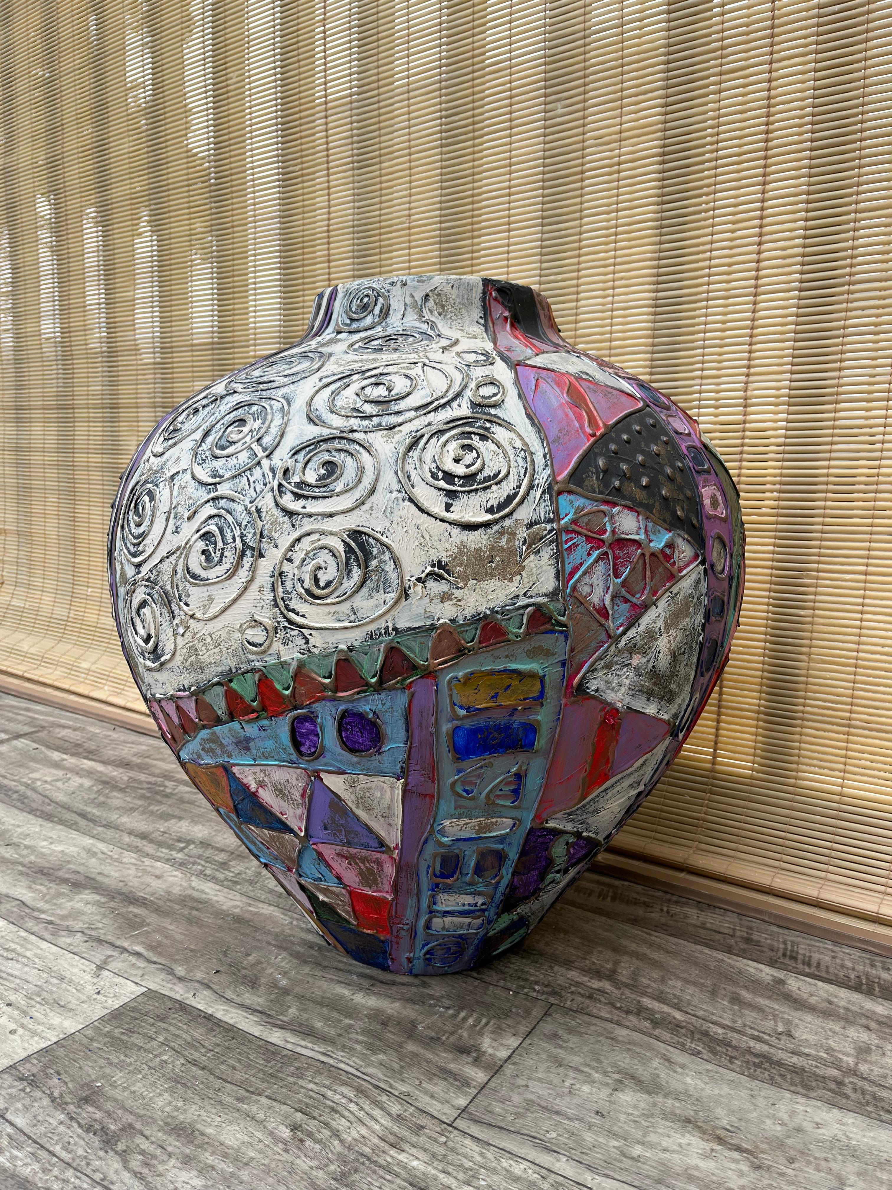 Fin du 20e siècle Grand vase de sol en céramique artisanale postmoderne des années 1990, signé par l'Artistics. en vente