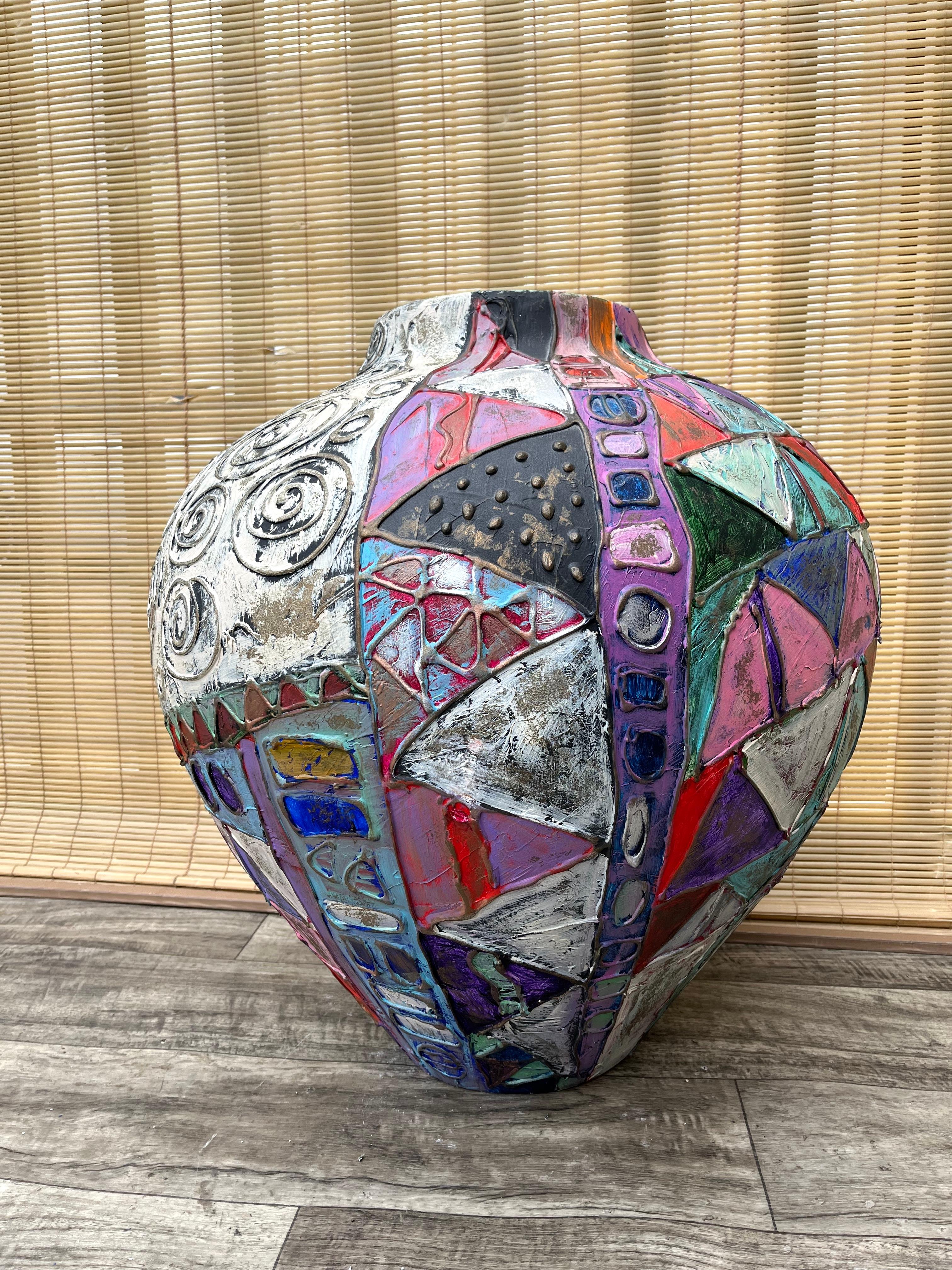 Céramique Grand vase de sol en céramique artisanale postmoderne des années 1990, signé par l'Artistics. en vente