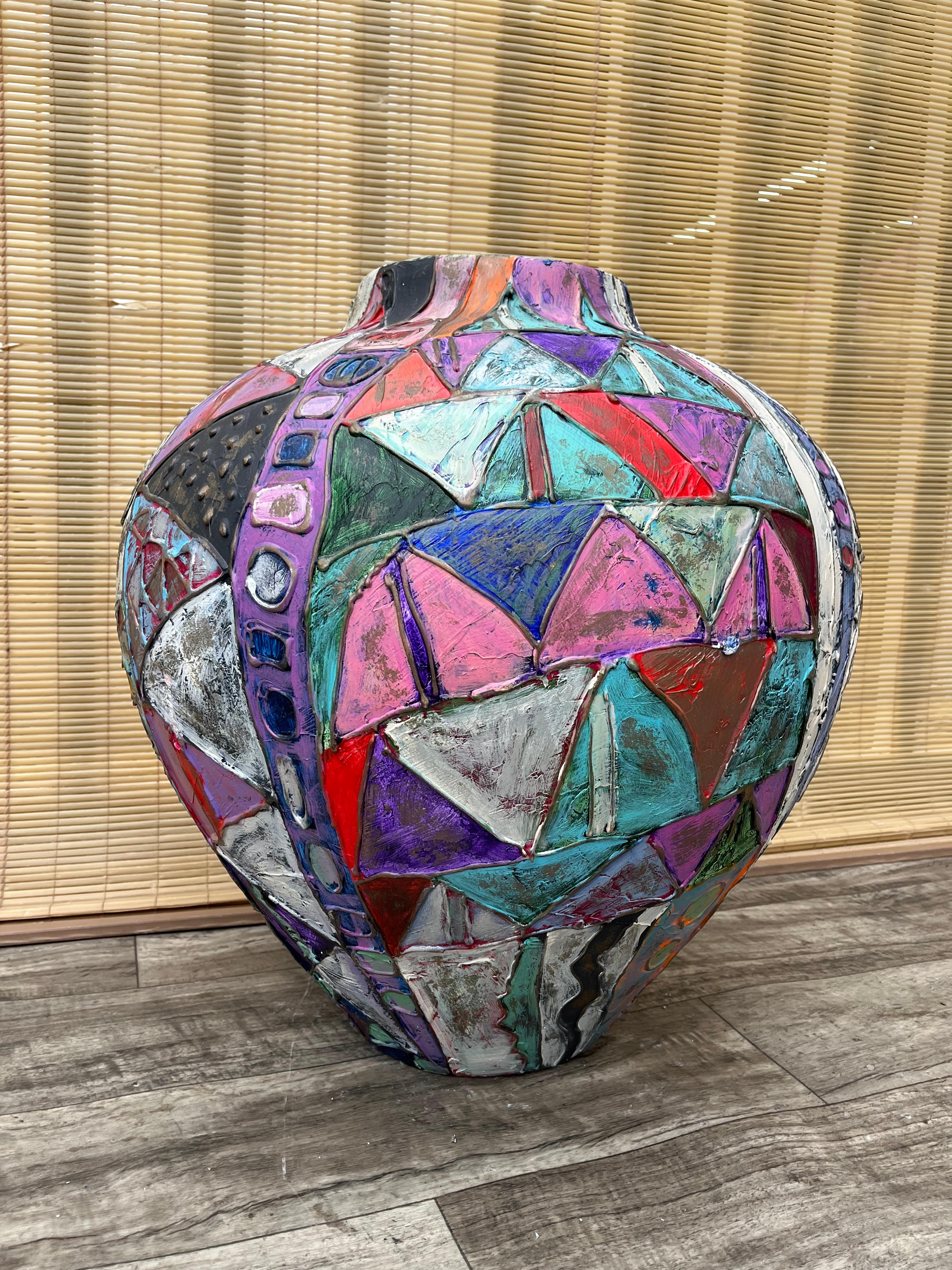 Grand vase de sol en céramique artisanale postmoderne des années 1990, signé par l'Artistics. en vente 1