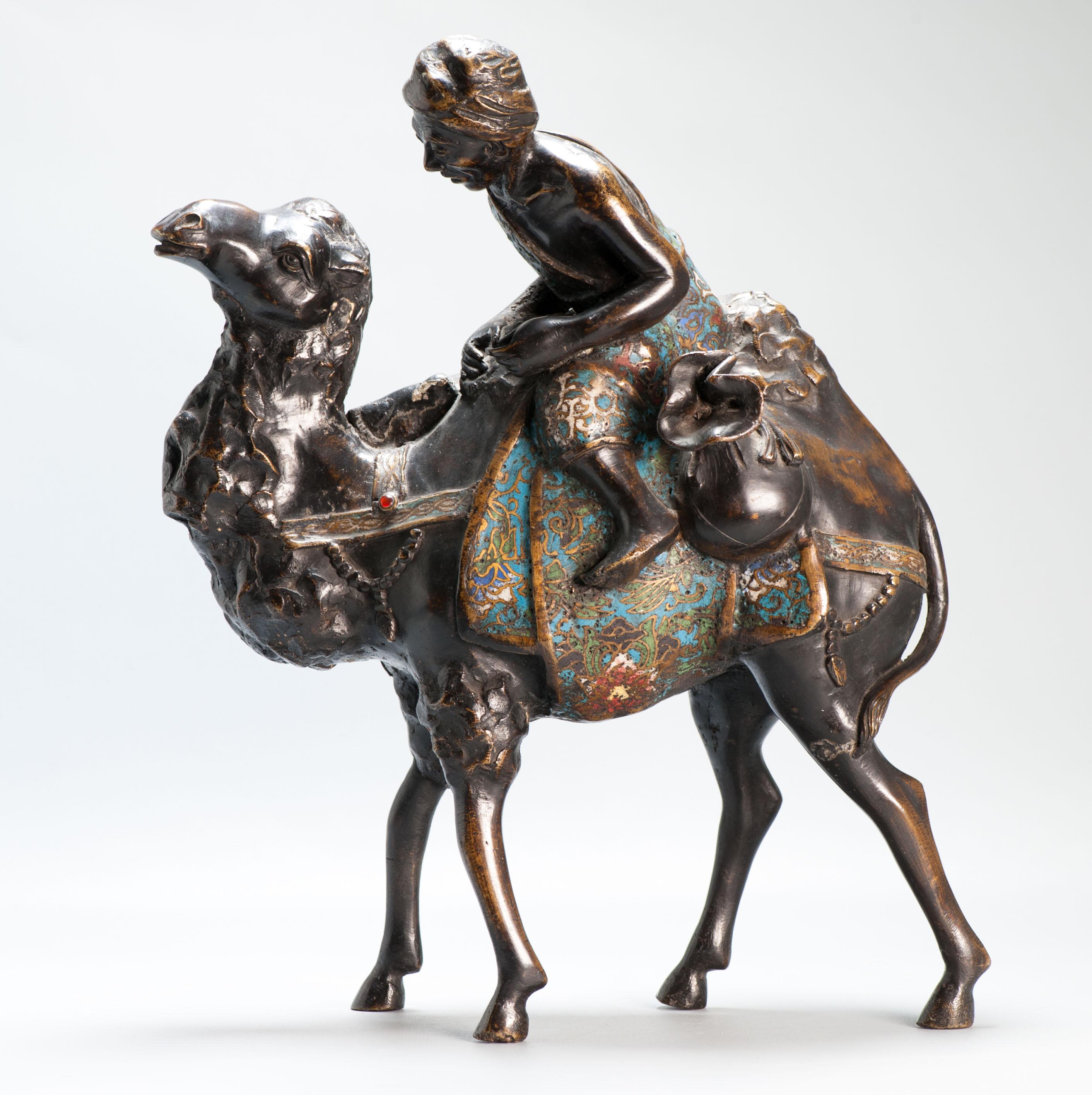 Un pezzo incantevole e ben realizzato


Il cloisonné è una tecnica di smaltatura in cui il motivo è formato da fili saldati alla superficie dell'oggetto da decorare, che di solito è in rame, formando delle celle o cloisons, ognuna delle quali
