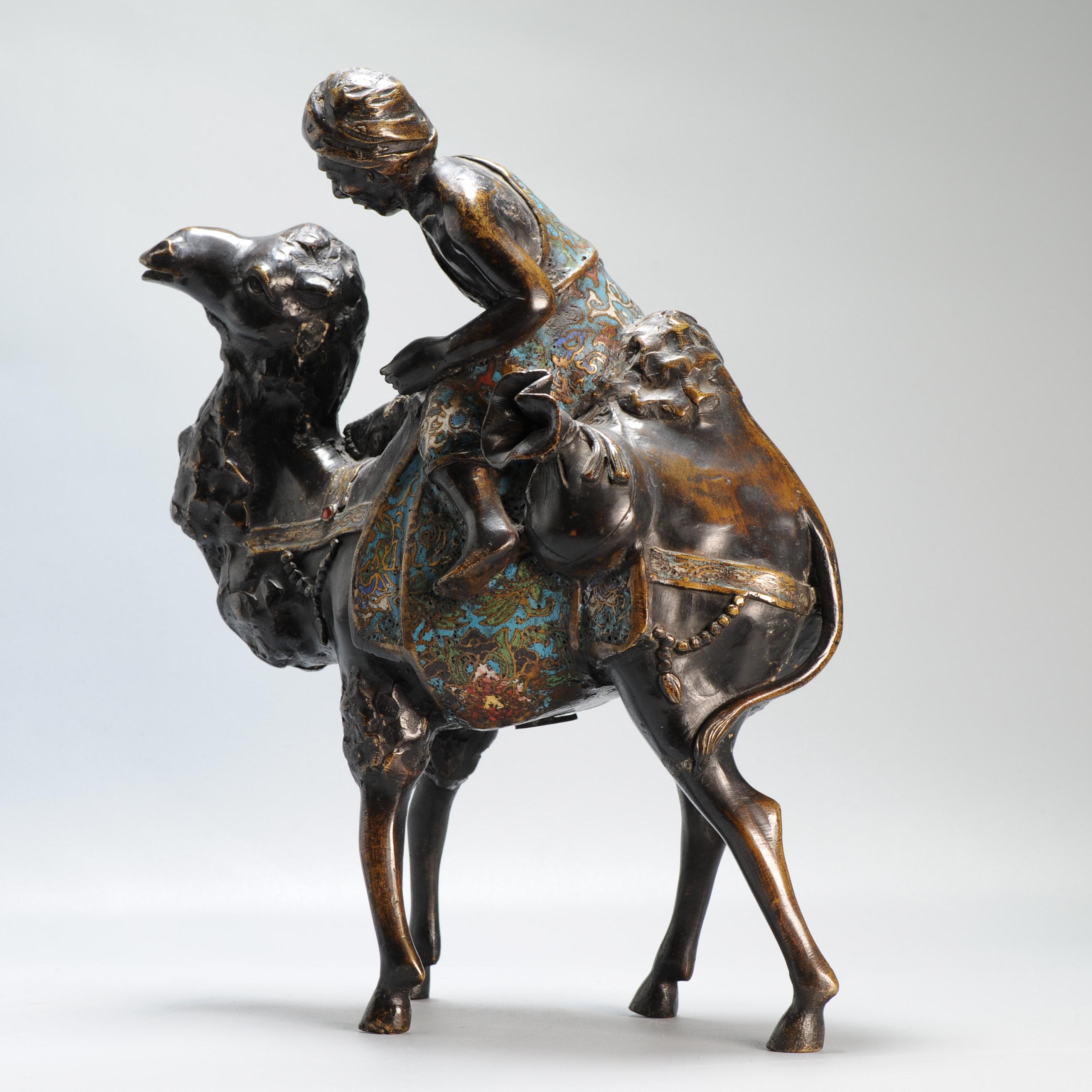Grande cammello giapponese antico del periodo Meiji 19c e figura in bronzo cloisonne In condizioni buone in vendita a Amsterdam, Noord Holland