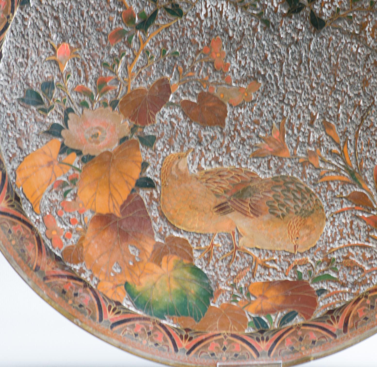 Jolie pièce magnifiquement réalisée avec différentes sortes de fleurs et d'oiseaux sur une base en écorce d'arbre.

Le cloisonné est une technique d'émaillage dans laquelle le motif est formé par des fils soudés à la surface de l'objet à décorer,