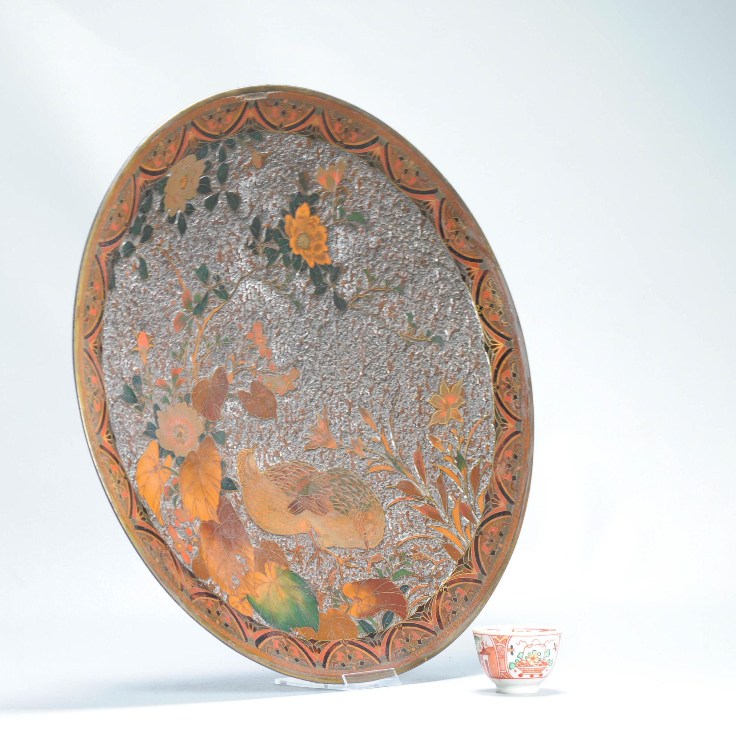 Japonais Grand plat mural japonais ancien de la période Meiji du 19e siècle avec fleurs en bronze en vente