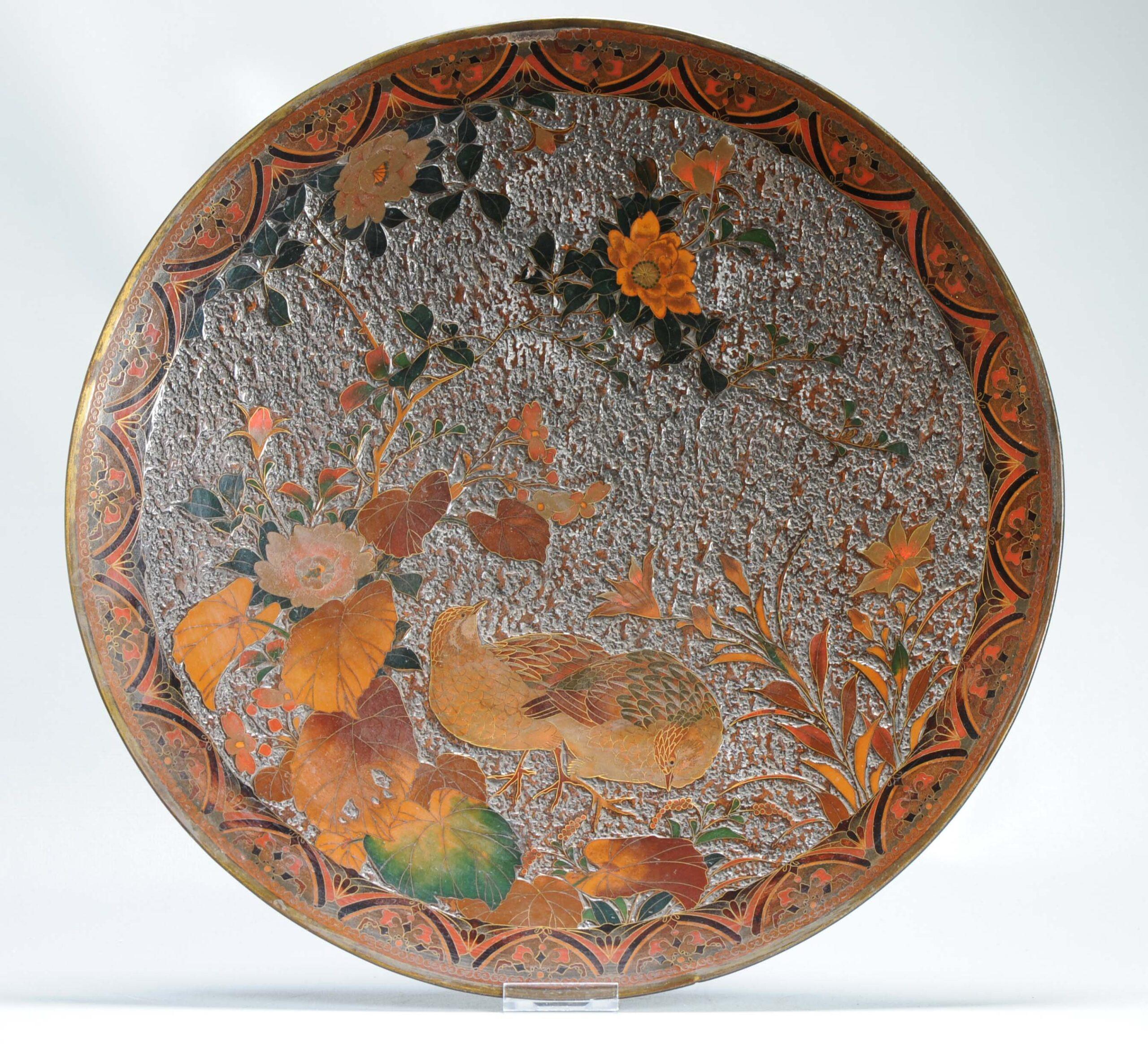 Grand plat mural japonais ancien de la période Meiji du 19e siècle avec fleurs en bronze en vente 1