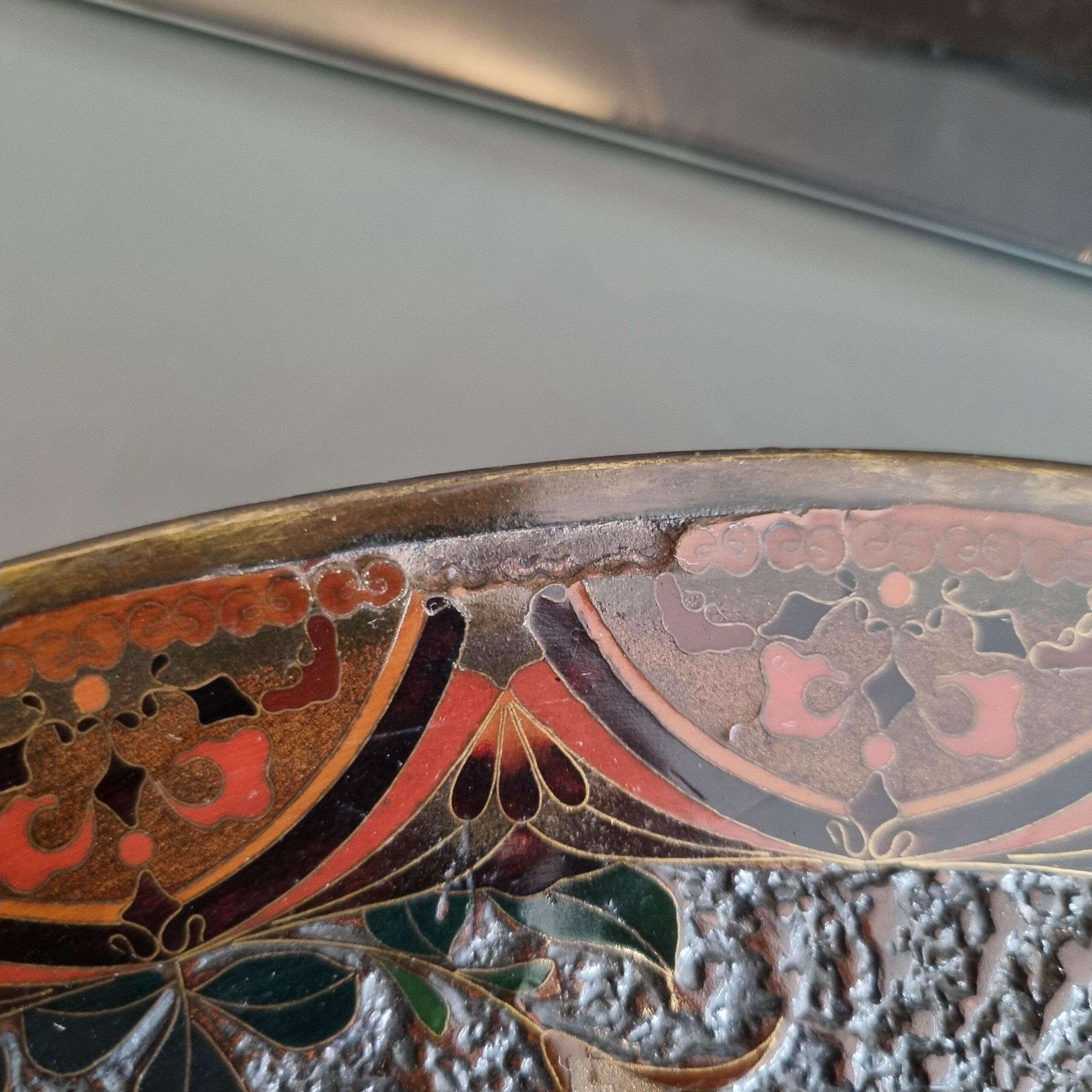 Grand plat mural japonais ancien de la période Meiji du 19e siècle avec fleurs en bronze en vente 2