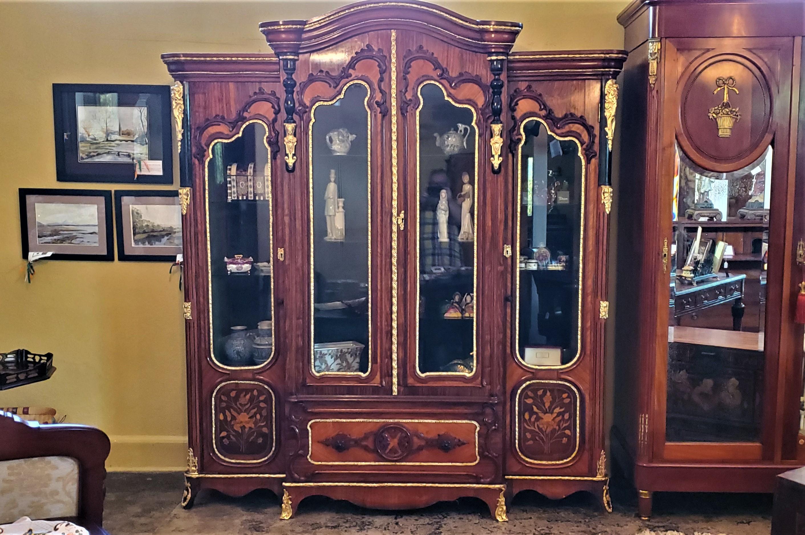 Stunning 19th century French Empire, neoclassical/Rococo Revival style Marquetry vitrine or display cabinet, of large proportions!!

A real statement piece!
Made of a fabulous variety of veneers, including kingwood, satinwood, tulipwood, harewood