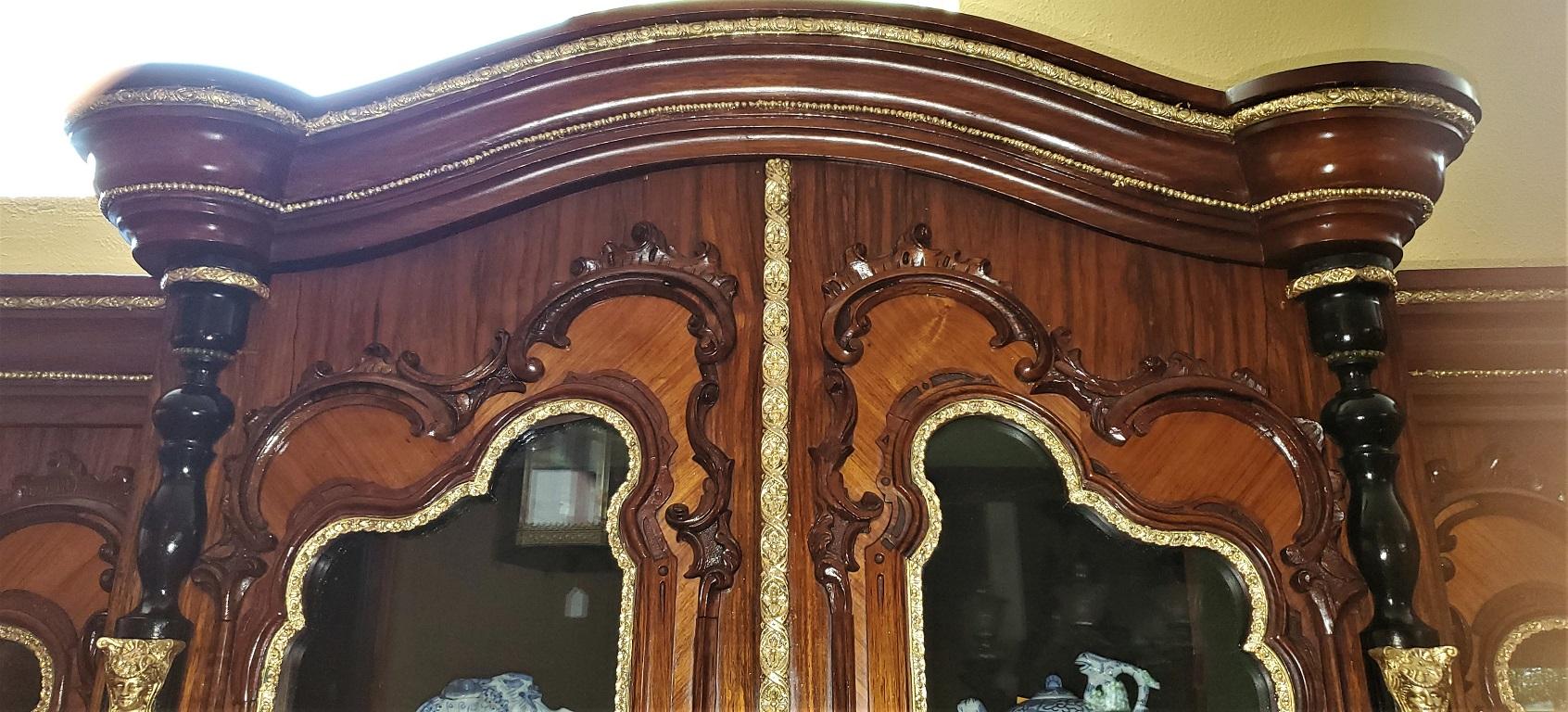 Grande vitrine française de style néoclassique ou rococo du 19ème siècle Bon état - En vente à Dallas, TX