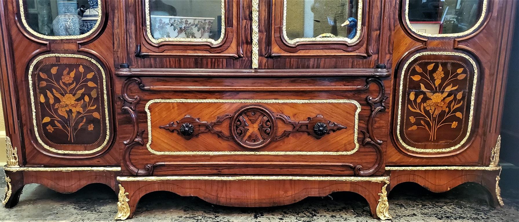 Grande vitrine française de style néoclassique ou rococo du 19ème siècle en vente 1