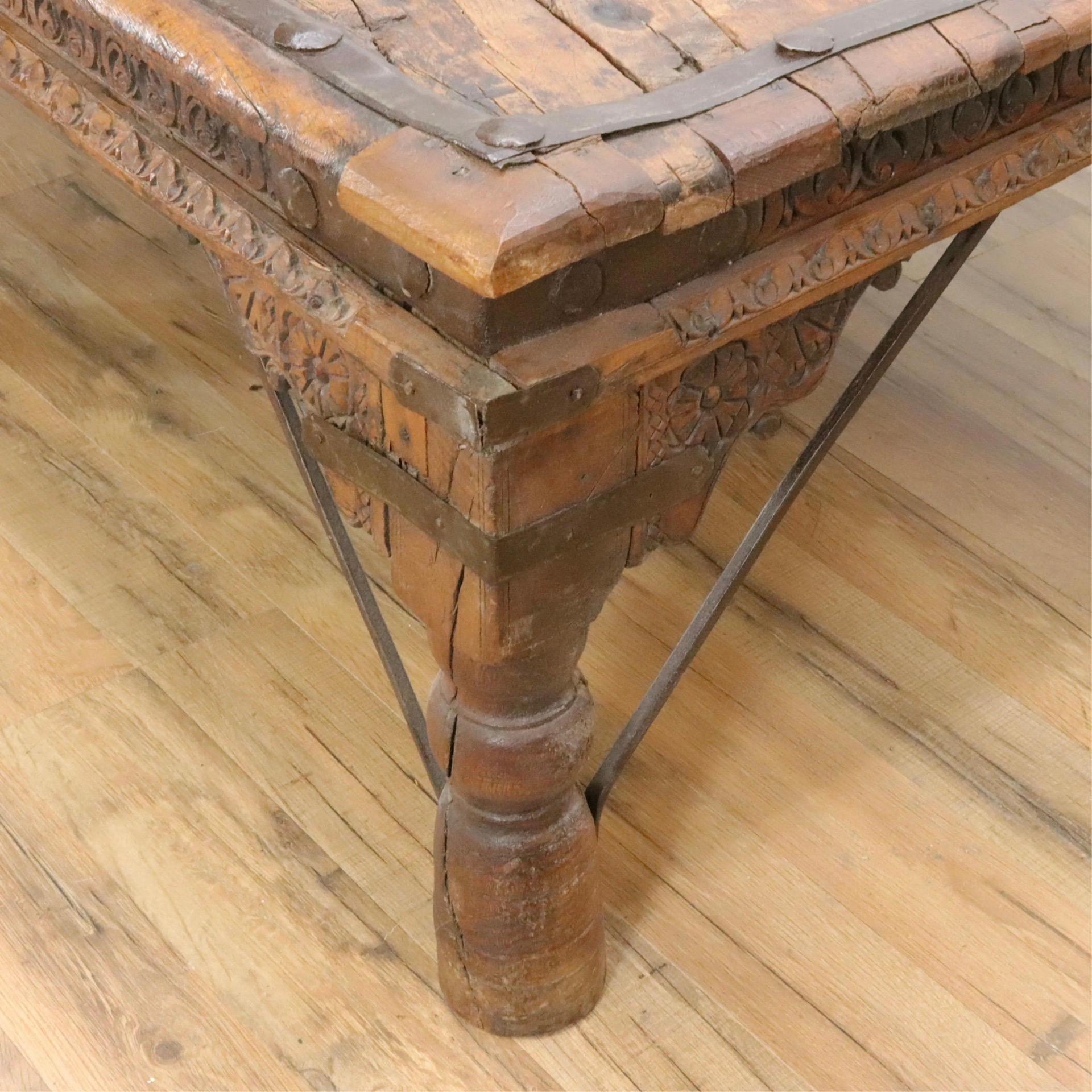 Großer 19C Rustic Indian geschnitzt Wood Coffee Table (Britisch Kolonial) im Angebot