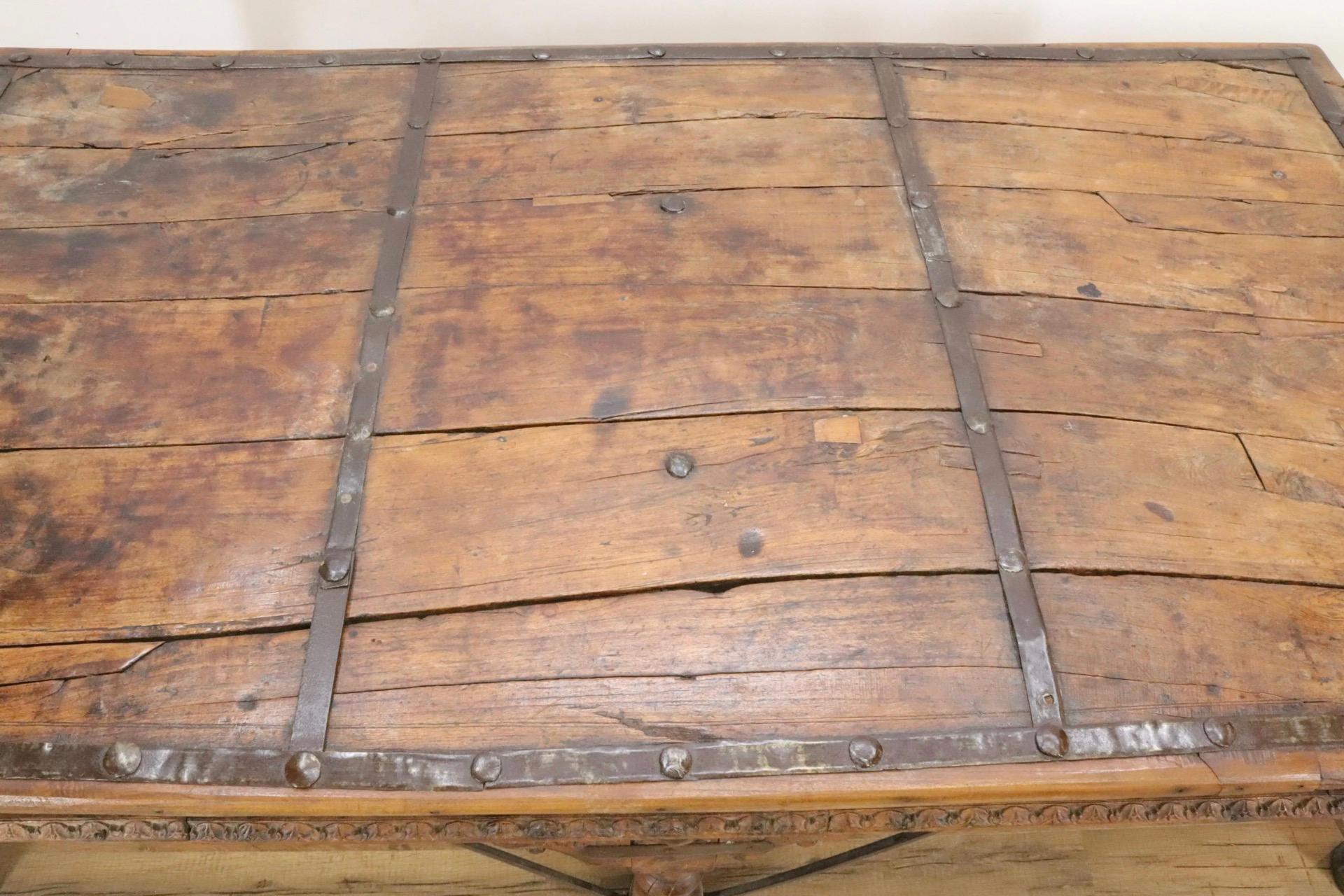 Großer 19C Rustic Indian geschnitzt Wood Coffee Table (19. Jahrhundert) im Angebot
