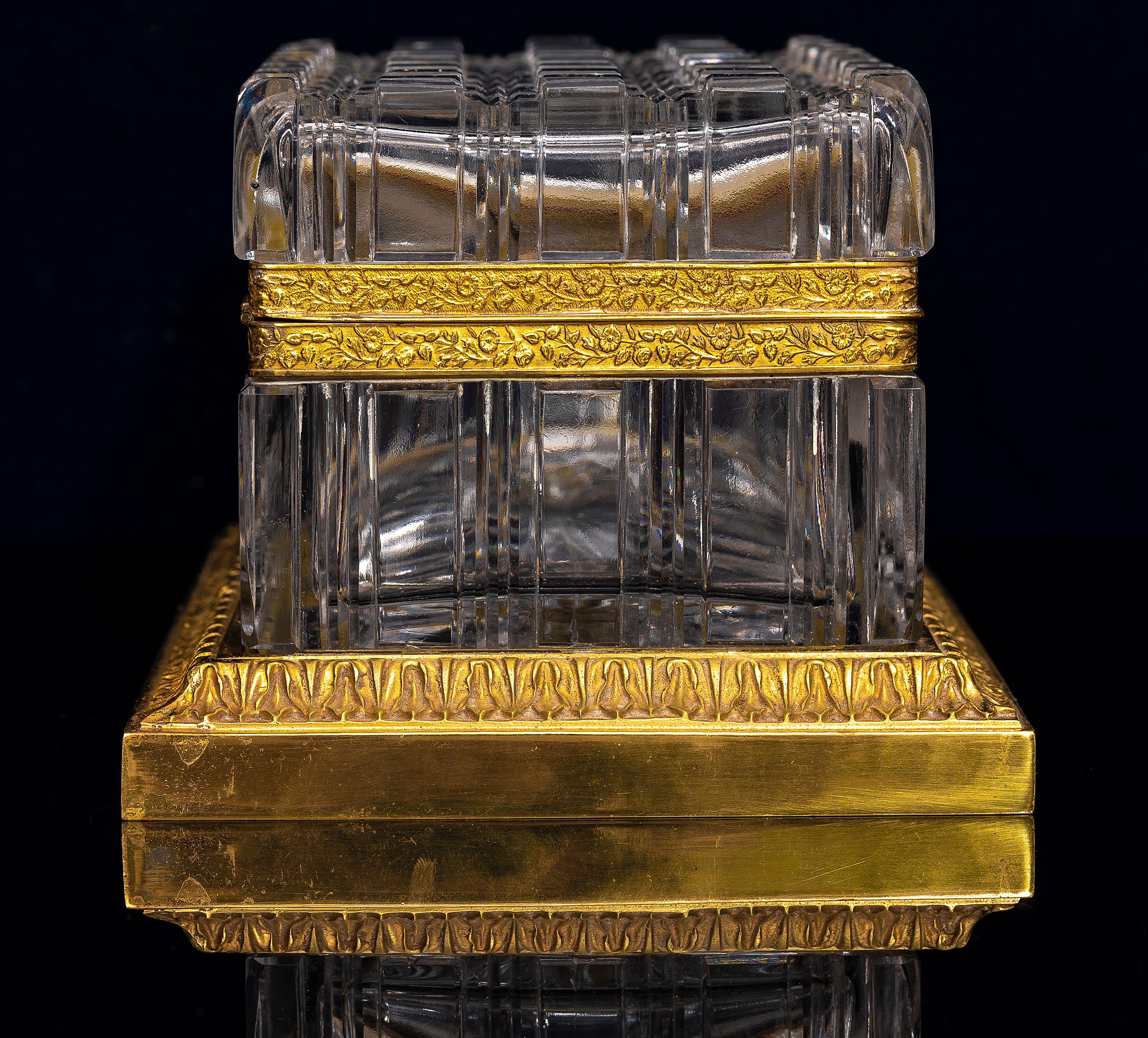 Gran caja francesa antigua del s. XIX con tapa de cristal de Baccarat y montura de ormolu en venta 2