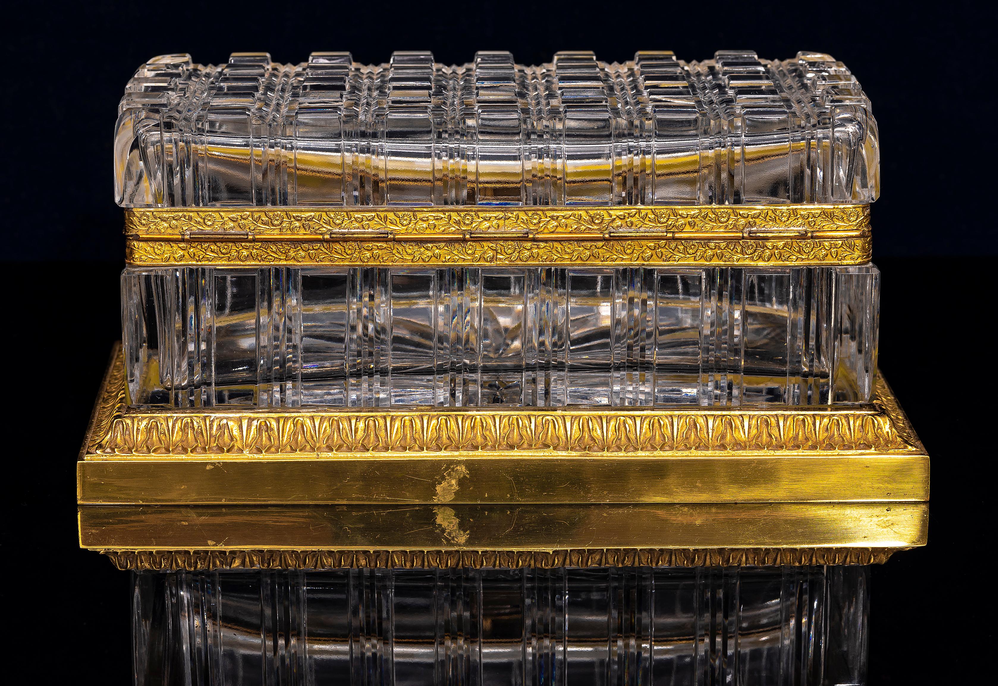Gran caja francesa antigua del s. XIX con tapa de cristal de Baccarat y montura de ormolu en venta 3