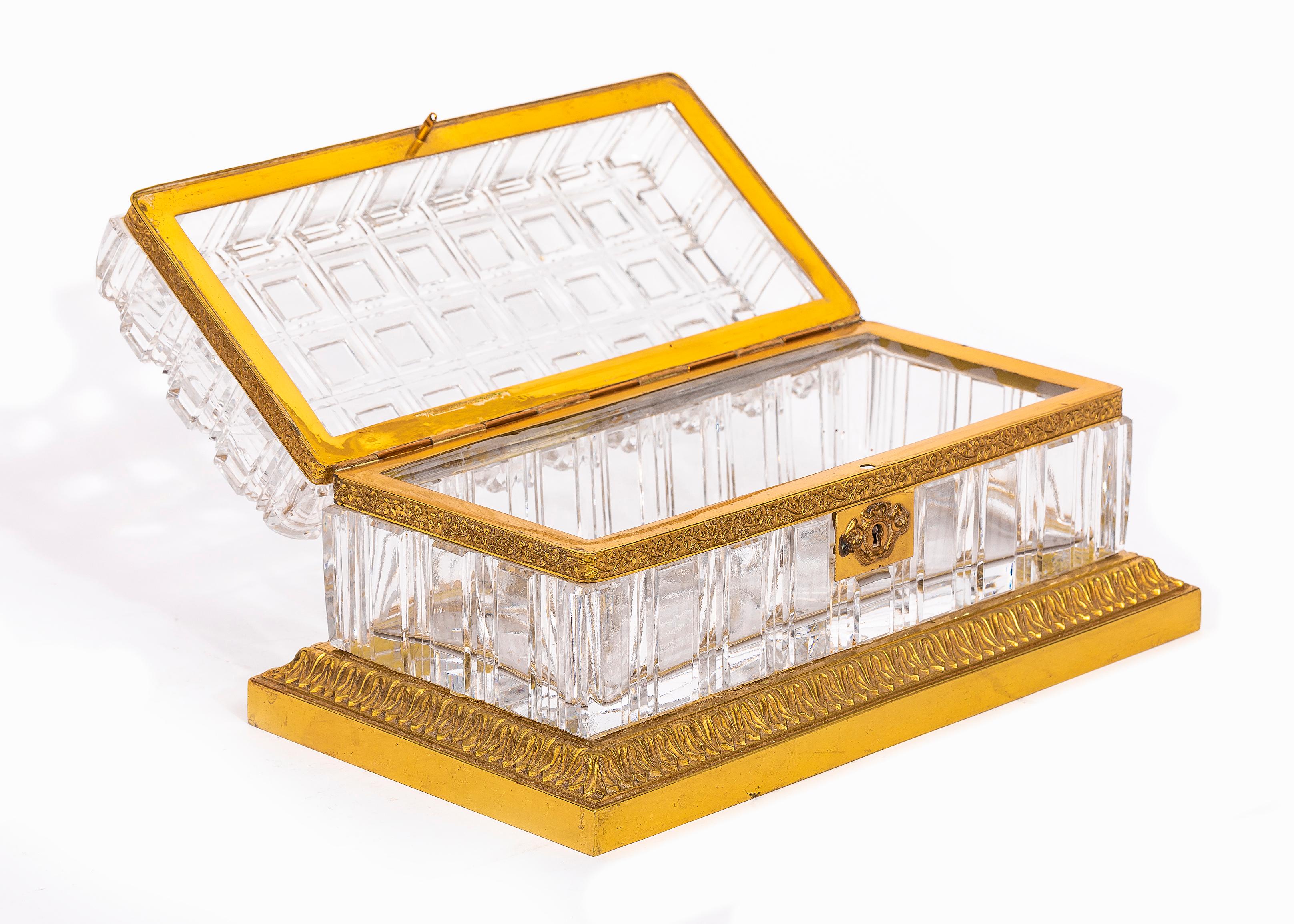 Gran caja francesa antigua del siglo XIX con tapa de cristal y ormolu de Baccarat, atribuida a Baccarat.  Esta increíble caja grande de cristal está tallada a mano con diamantes y se atribuye a Baccarat.  Los cristales superiores y laterales están