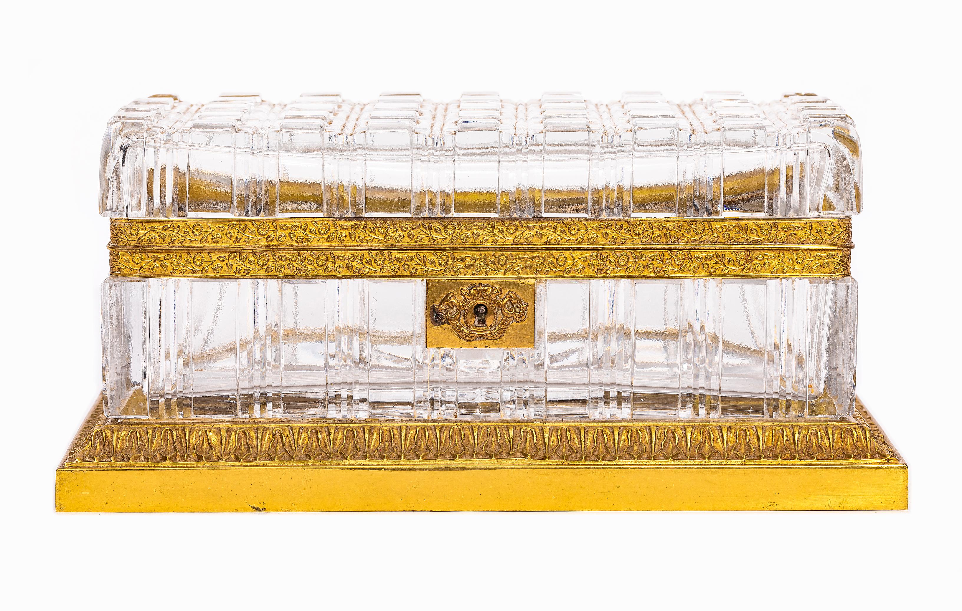 Gran caja francesa antigua del s. XIX con tapa de cristal de Baccarat y montura de ormolu Luis XVI en venta